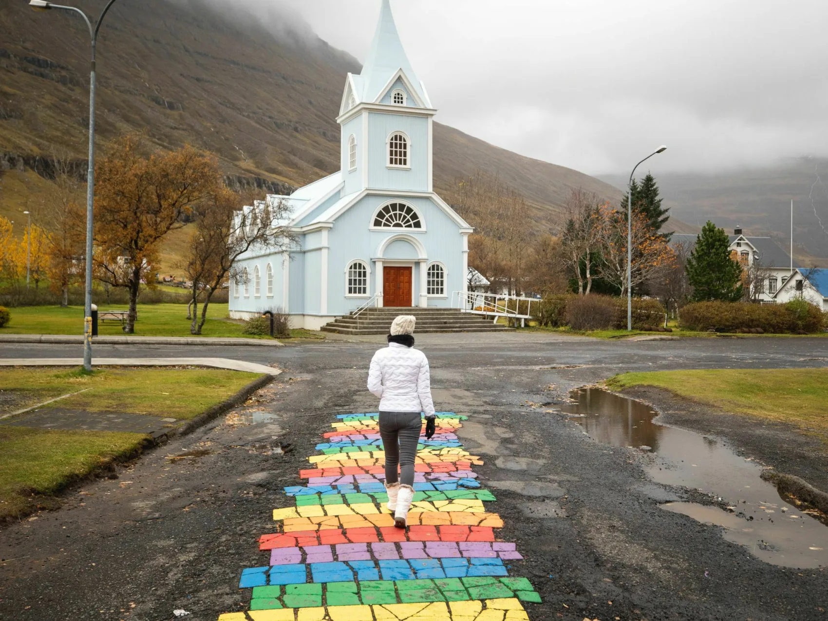 Ostisland Seyðisfjörður straßenbemalung kirche regenbogen business iceland island