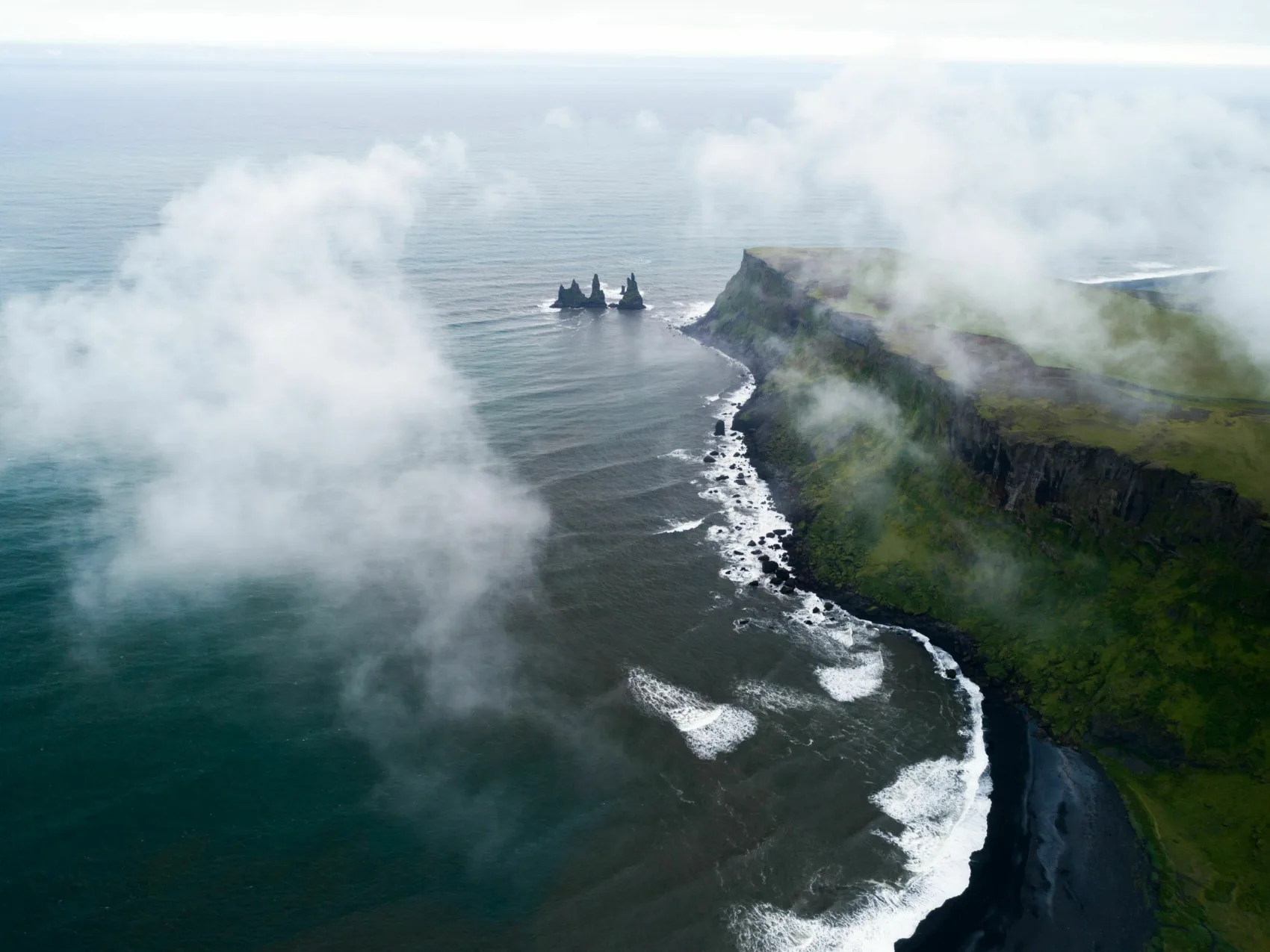 Suedisland vík reynisdrangar felsformation business iceland island