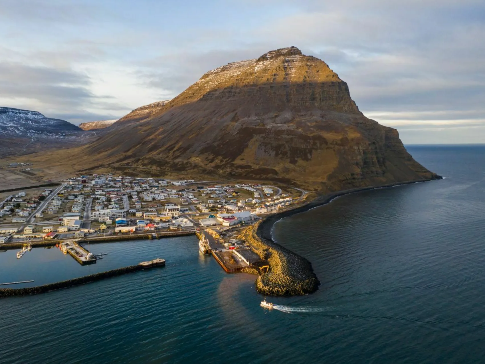 Hafen vom Dorf Bolungarvík in den Westfjorden, Foto: Bsiness iceland