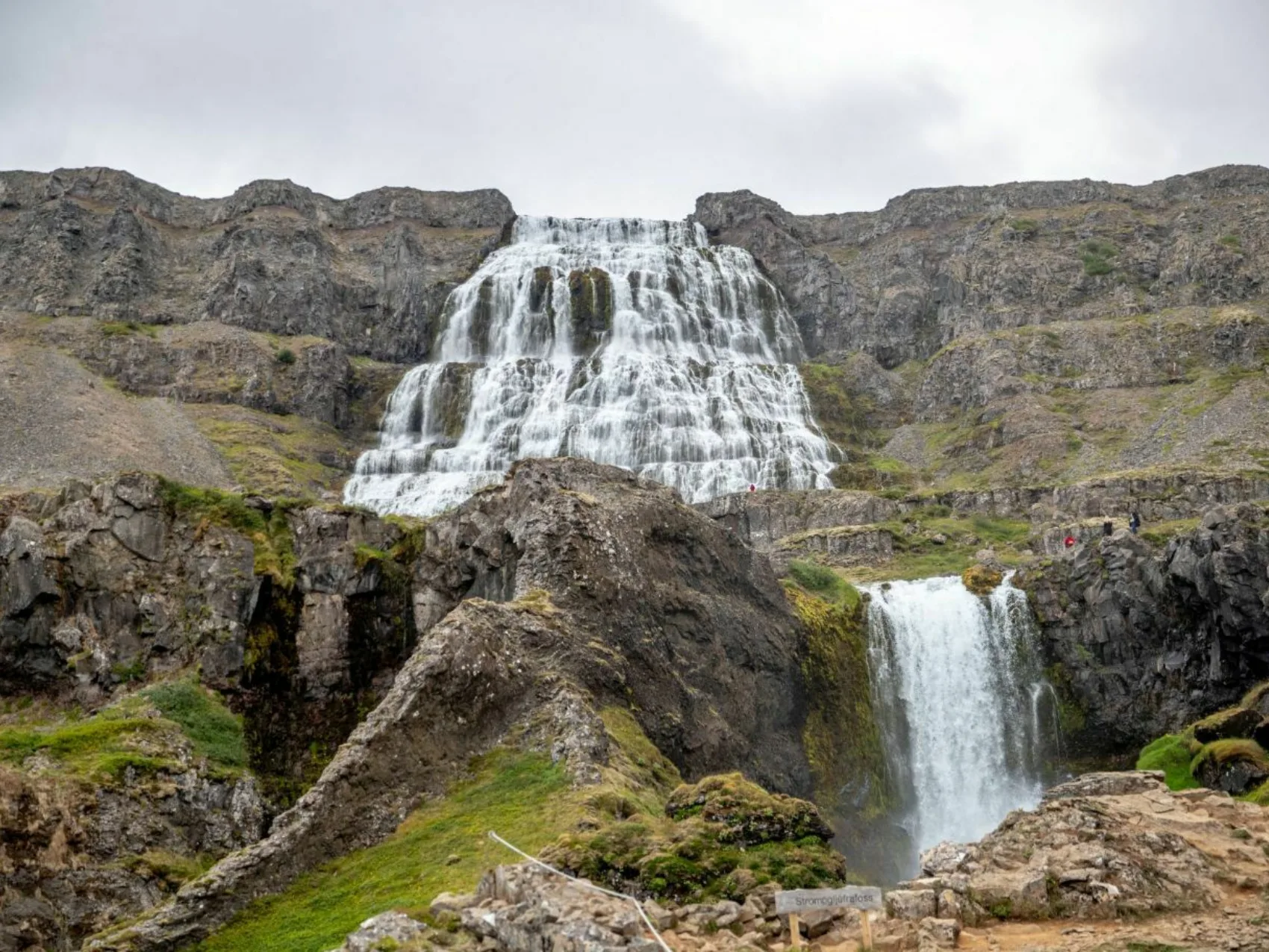 Wasserfall Dynjandi in den Westfjorden von Island, stufenförmiger Wasserfall