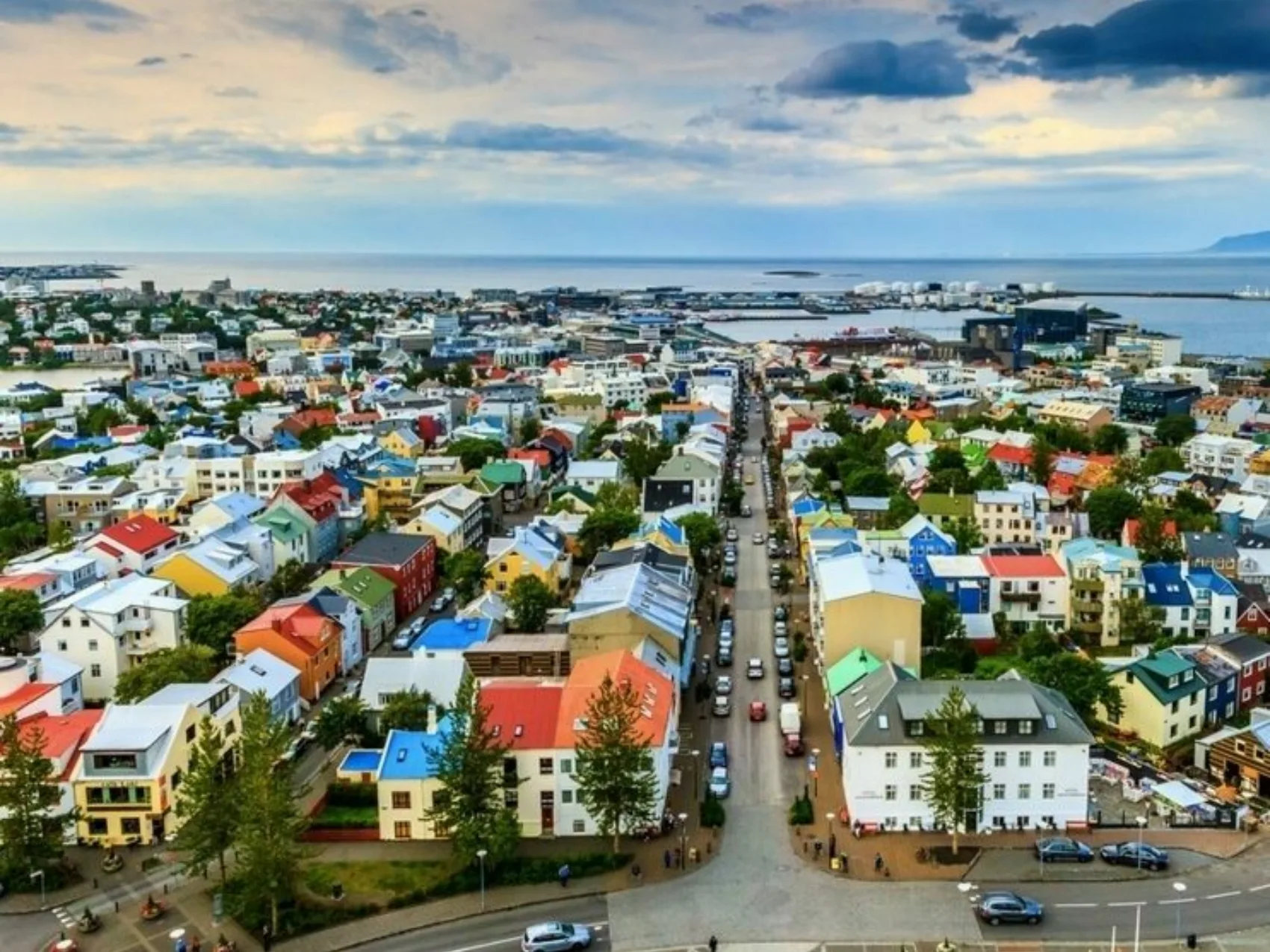 Luftaufnahme von vielen bunten Häusern in Reykjavik mit dem Meer im Hintergrund