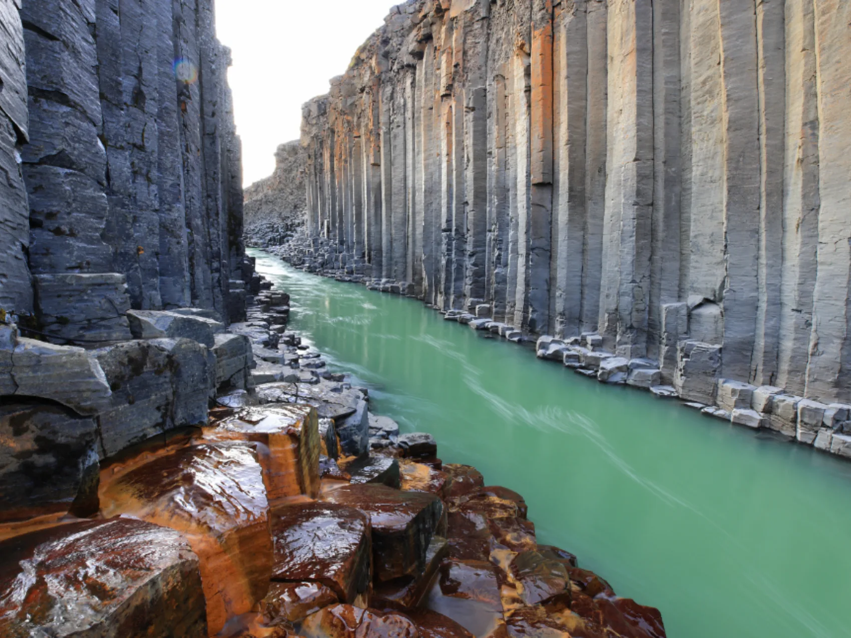 DIe Stuðlagil Schlucht in Ostisland, in der ein Türkiser Gletscherfluss zwischen wunderschönen Basaltklippen hindurchfließt