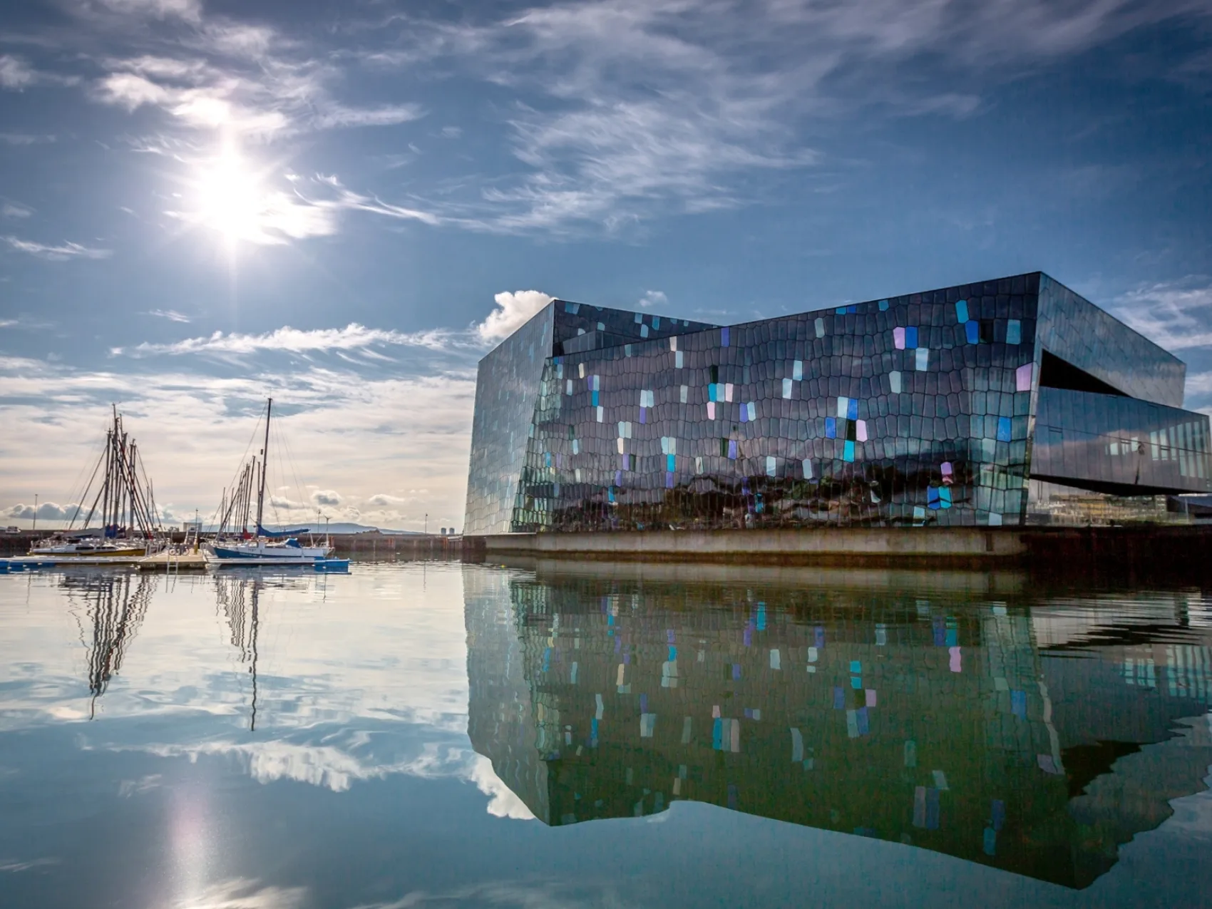 Die Konzerthalle Harpa am Hafen