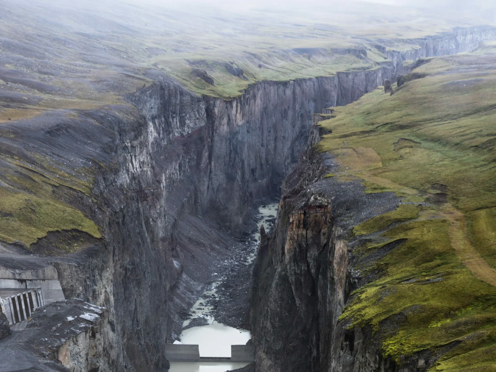 Ostisland Hafrahvammagljúfur Schlucht mit Fluss