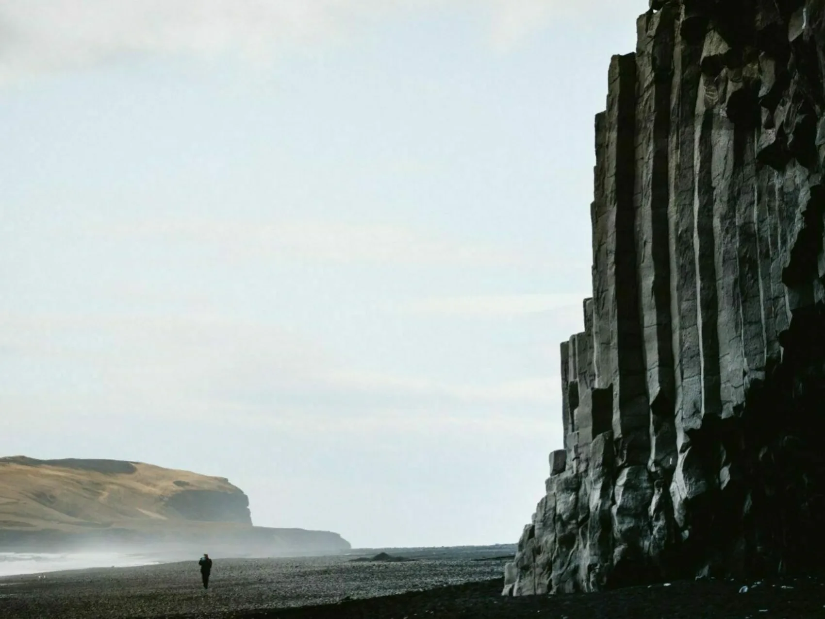 Südisland Reynisfjara Basaltsaeulen am schwarzen Strand, Foto: Business iceland