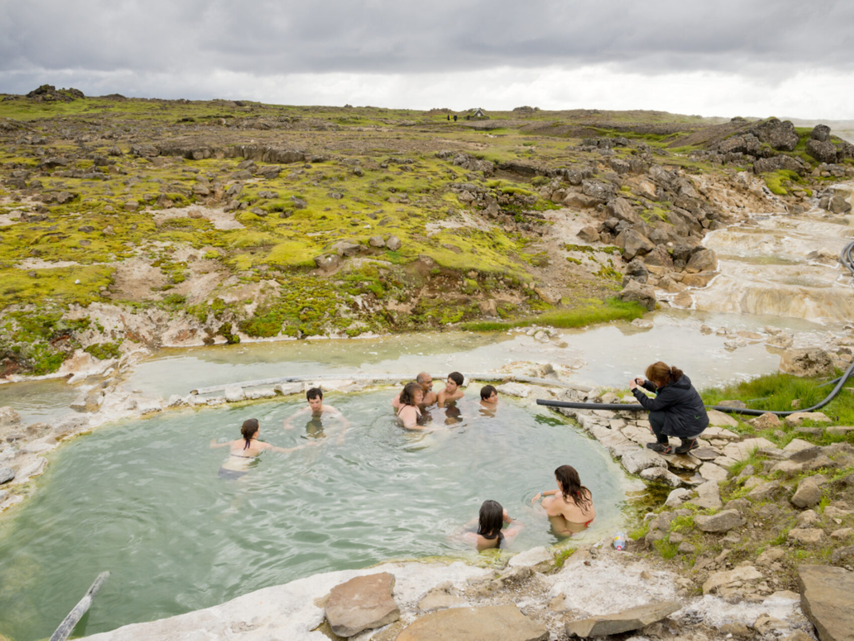 9 Personen, die im Thermalgebiet Kjölur Hveravellir auf Island baden