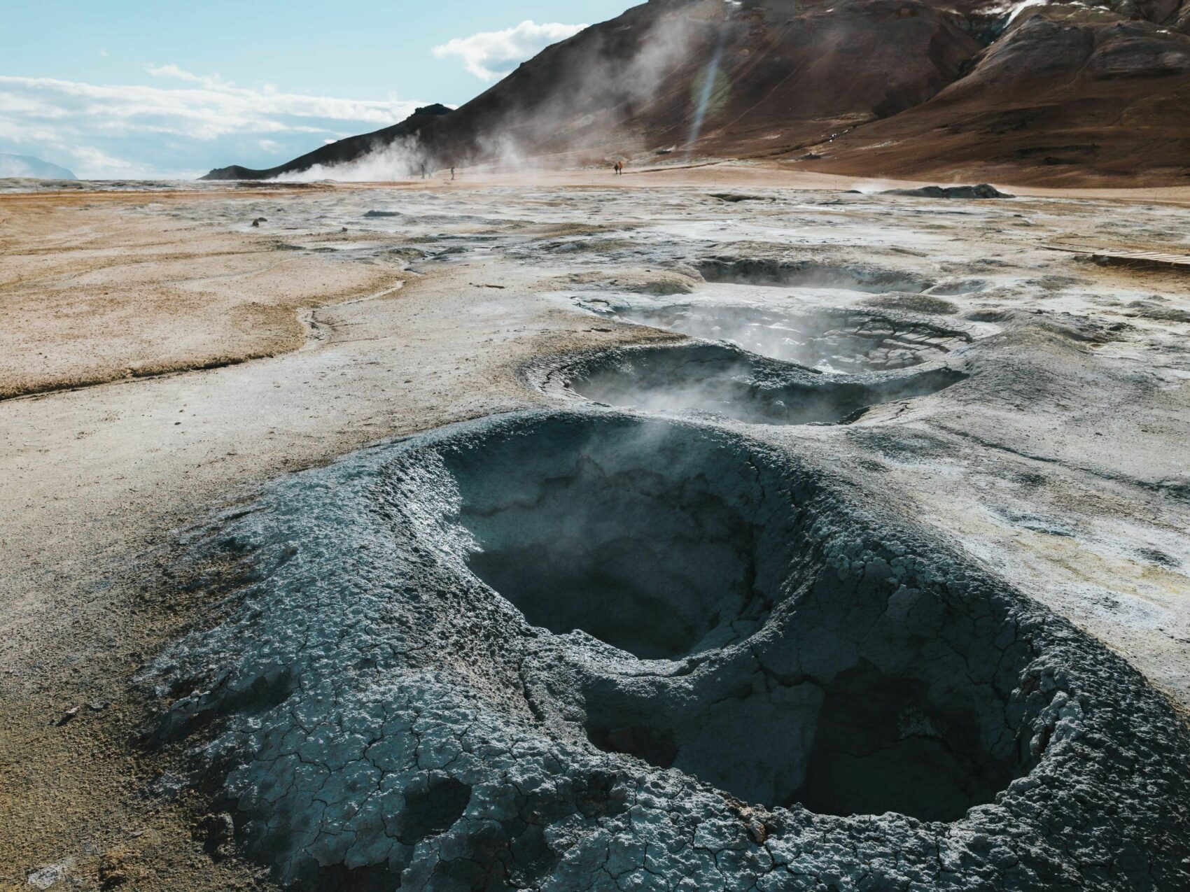 viele kleine schwarze Krater mit heißem Dampf im Hochtemperaturgebiet in Nordisland, Foto: Timo Klingebiel