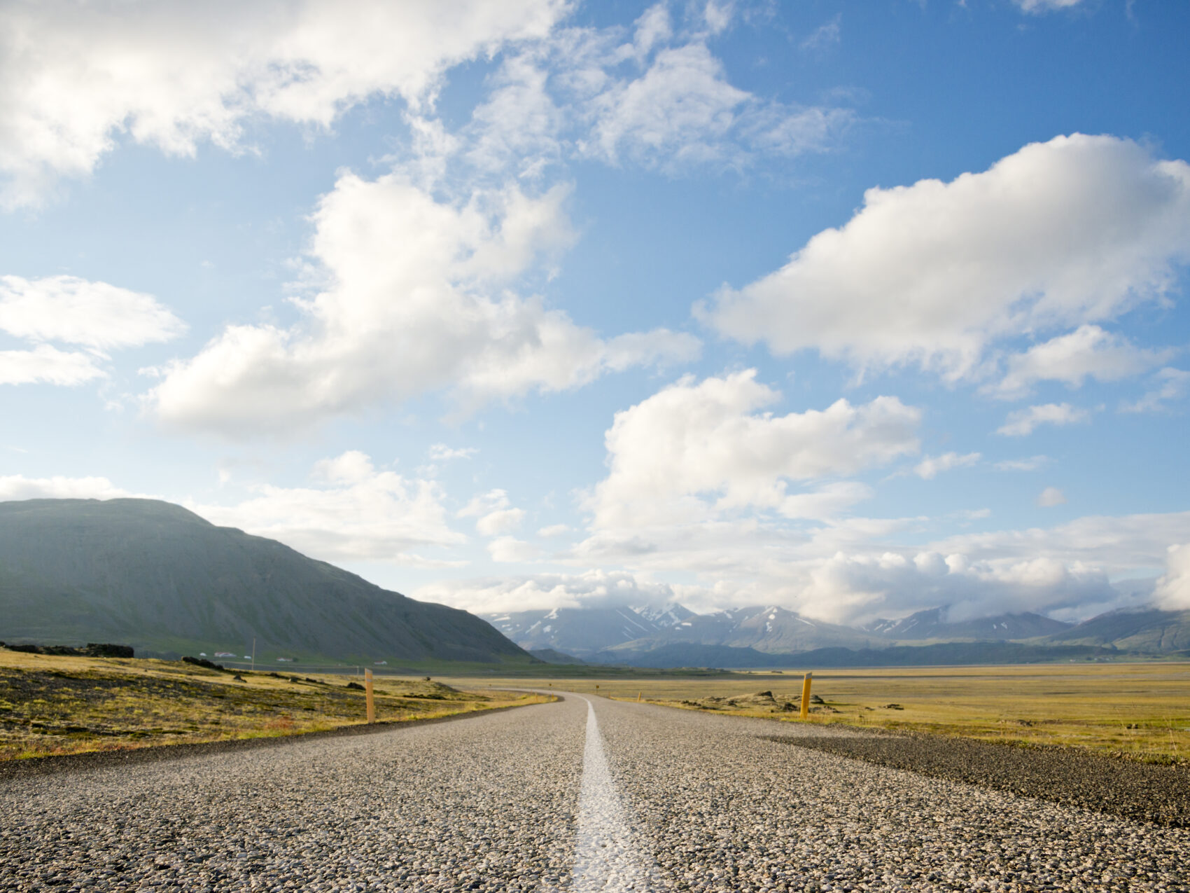 Straße in Ostisland an den Ostfjorden, blauer Himmel mit weißen Wolken, Foto: Thomas Linkel