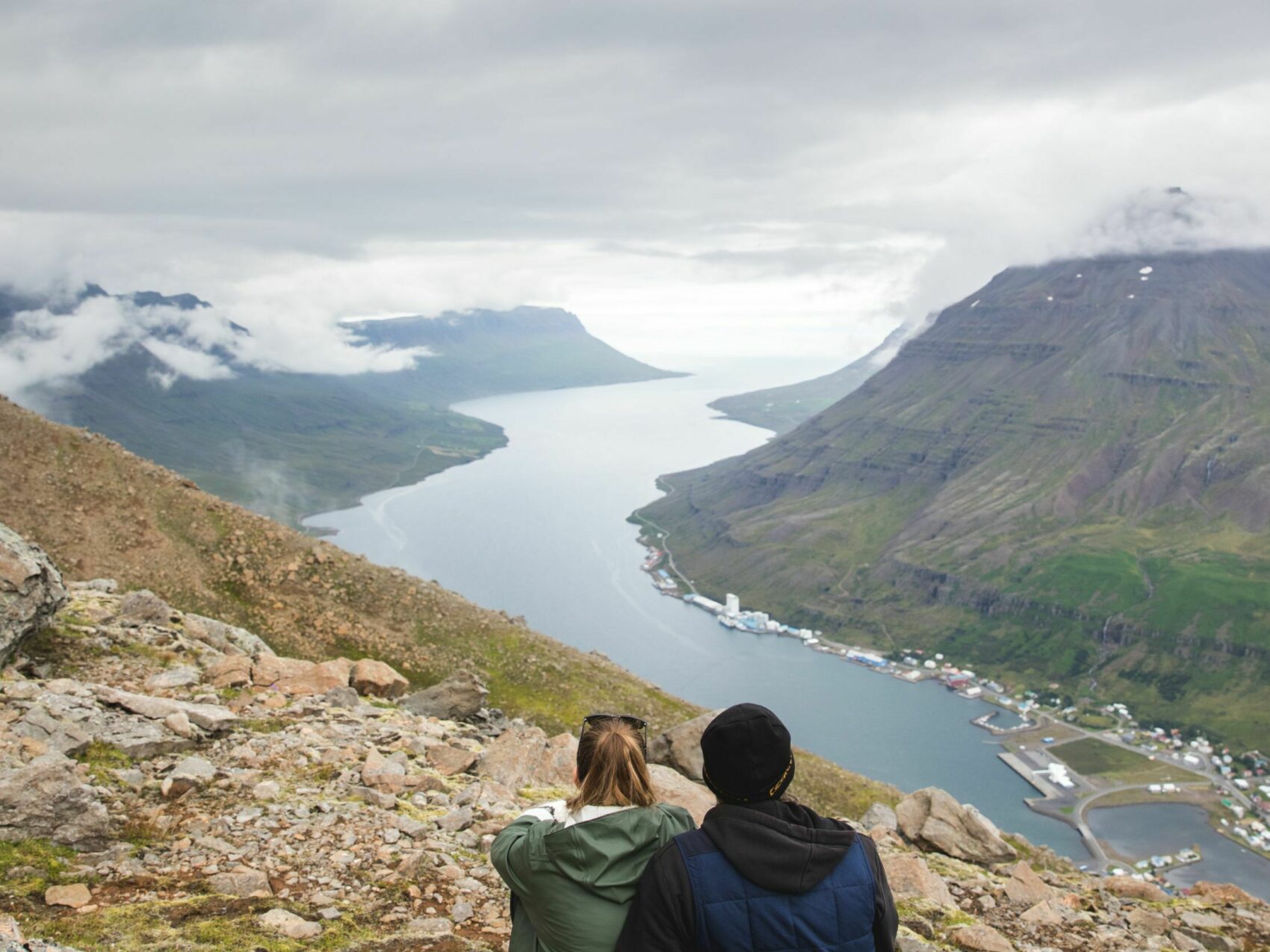 Wanderer in Ostisland genießen den Ausblick auf den Fjord