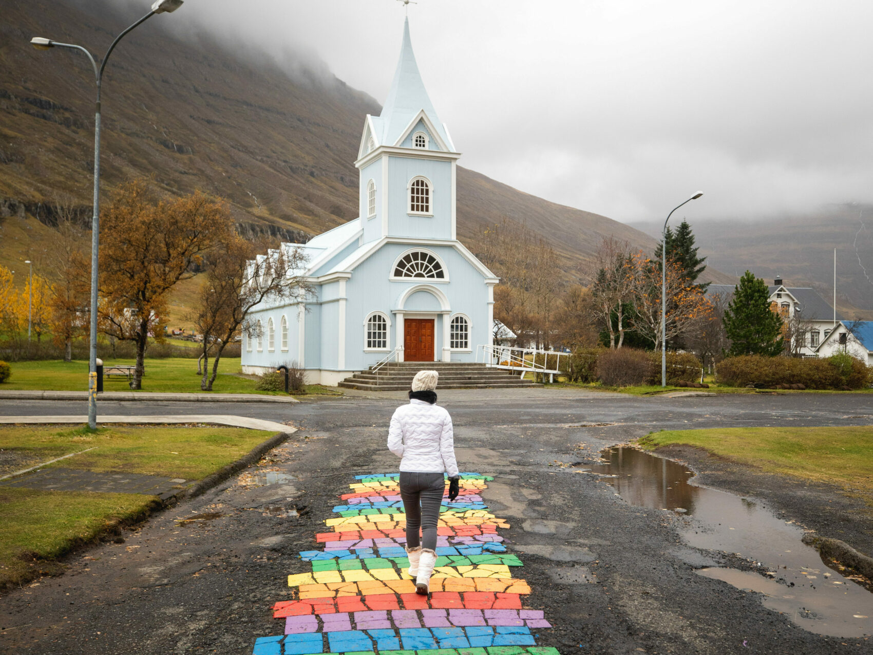 Ostisland seyðisfjörður Straßenbemalung Kirche mit Regenbogen