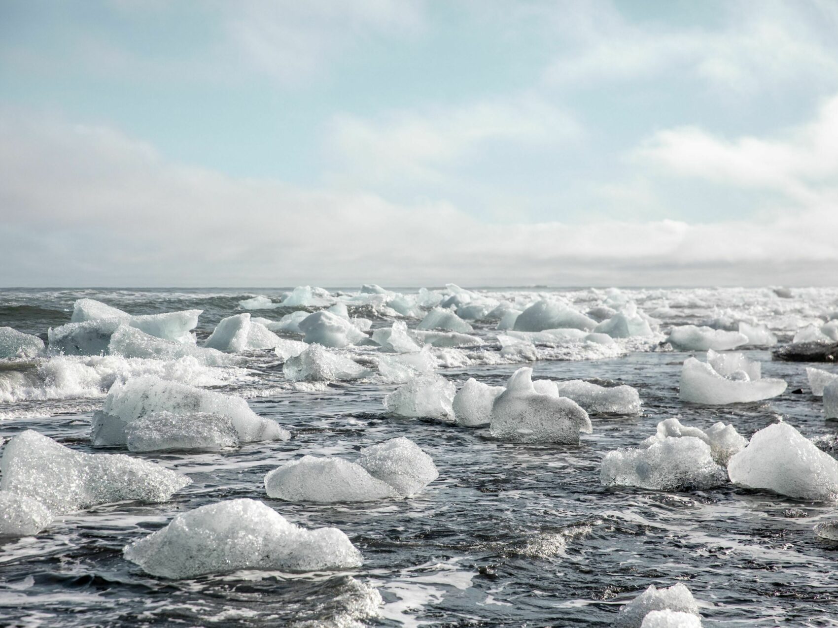 Eis der Gletscherlagune treibt im Meer bei Sonnenschein