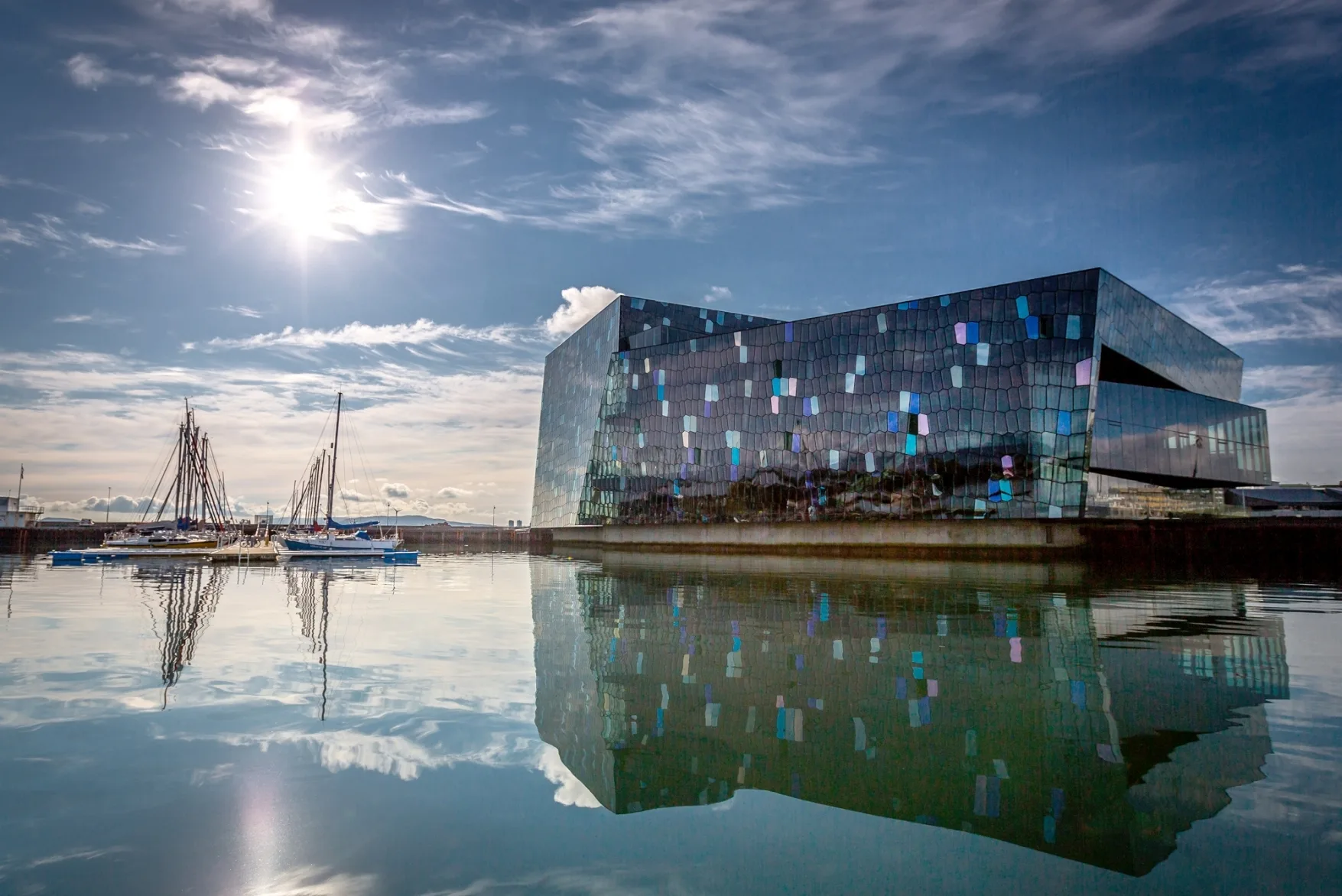 Die Konzerthalle Harpa am Hafen