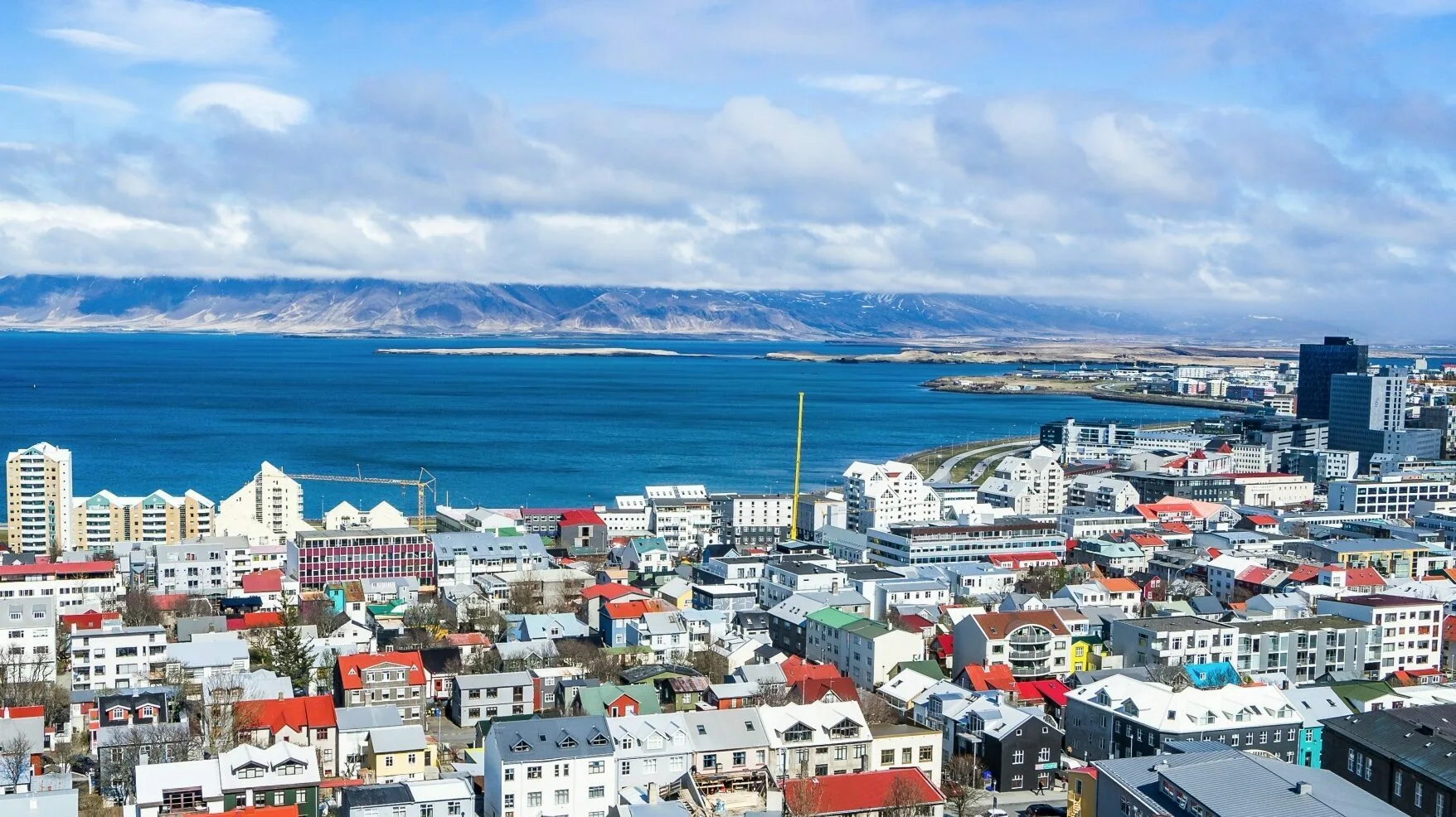 Reykjavik Meer Berge Island, bunte Dächer