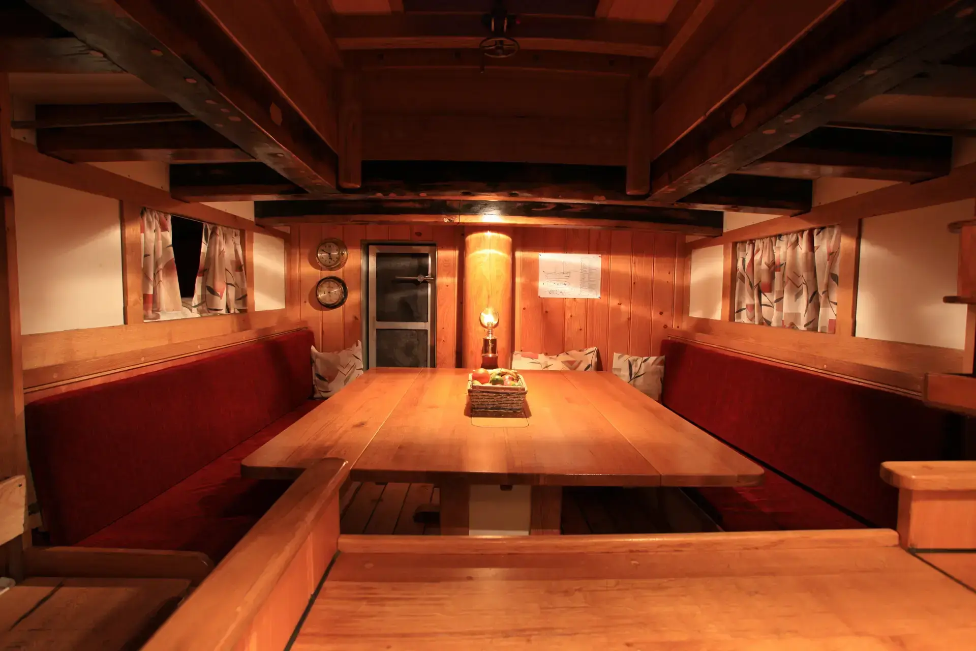 Ein Tisch mit Sitzplätzen unter Deck auf dem schooner Hildur Fischerboot