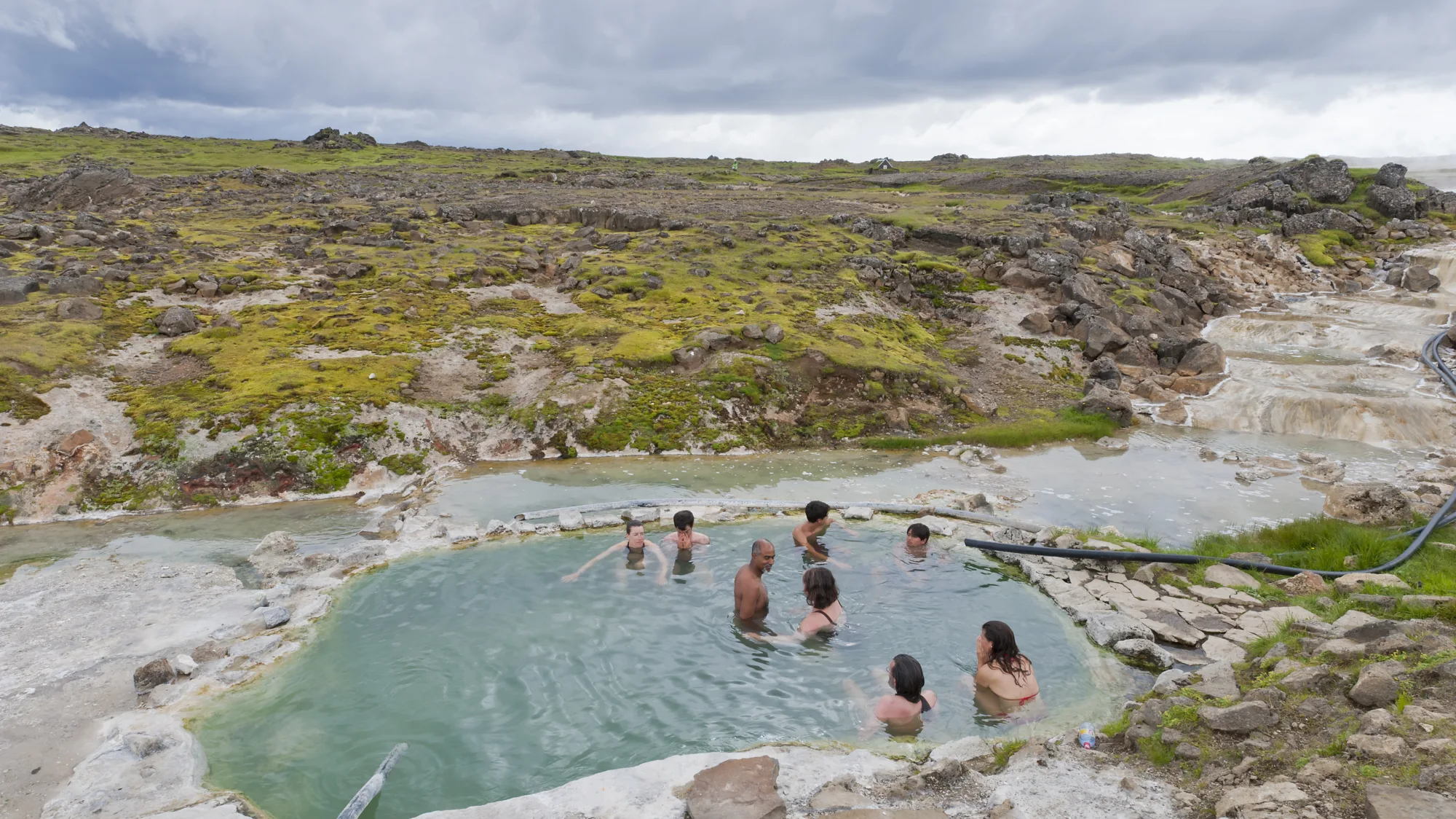 Baden im Hot Pot - Kjoelur Hveravellir Thermalgebiet im Hochland Island,