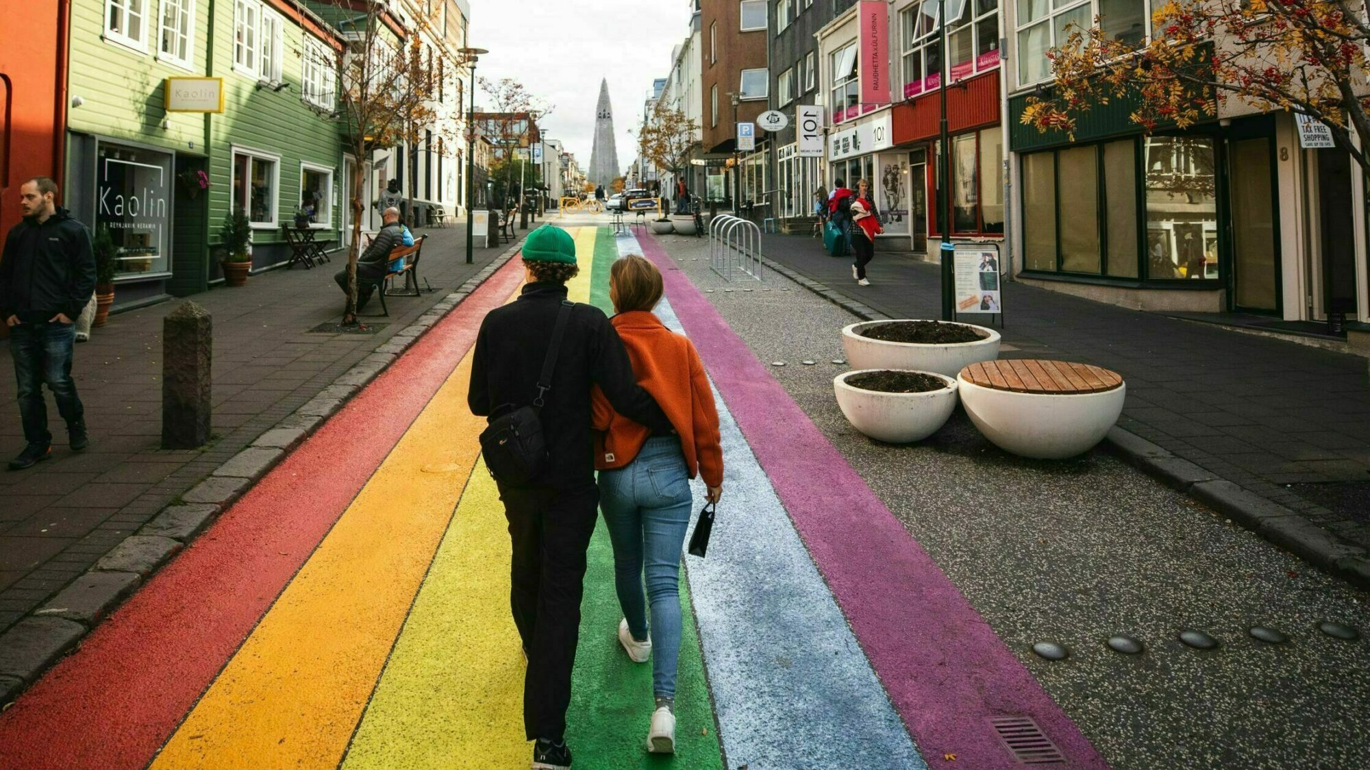 Pärchen in Reykjavík Skólavoerðurstígur, Regenbogenweg