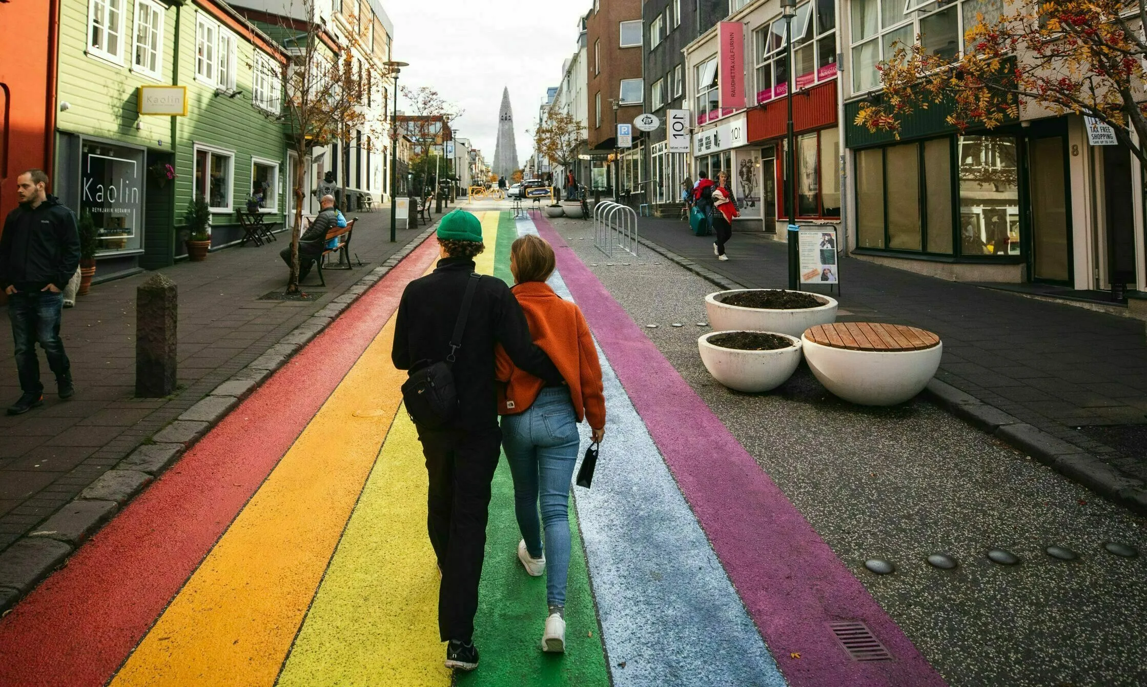 Pärchen in Reykjavík Skólavoerðurstígur, Regenbogenweg