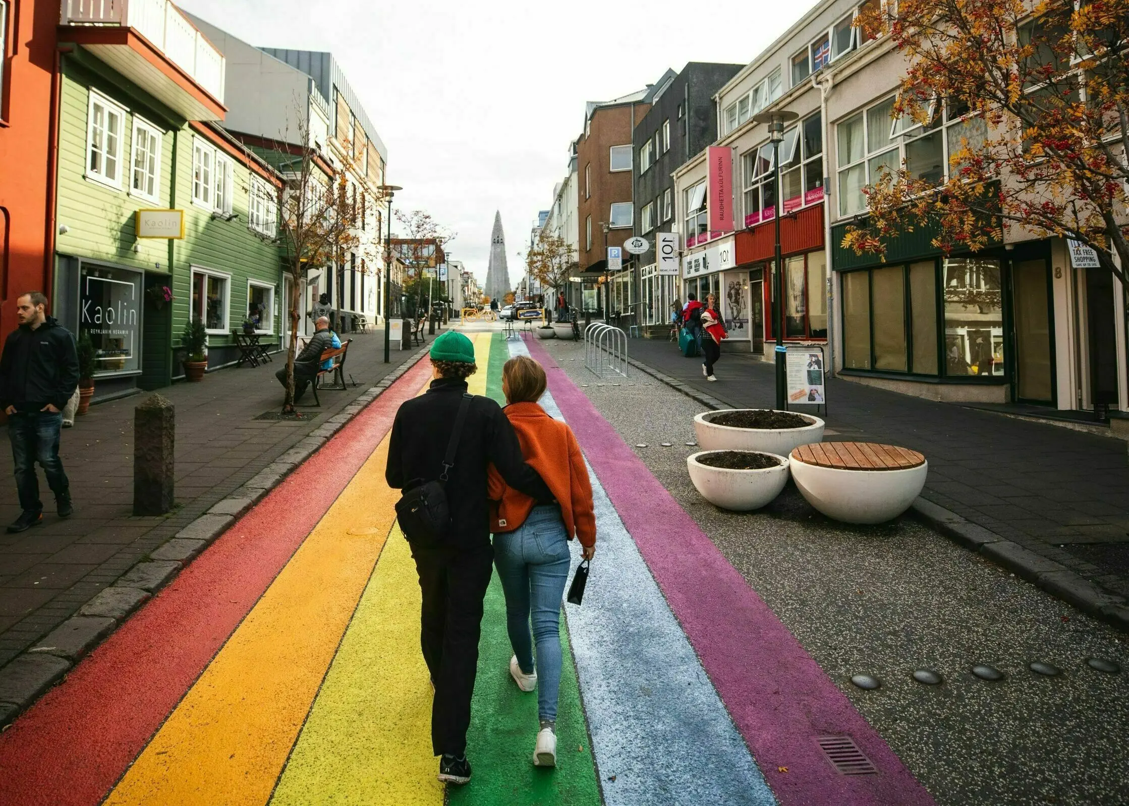 Reykjavík Skólavoerðurstógur Regenbogenstraße Reykjavík Regenbogenstraße, 2 Menschen