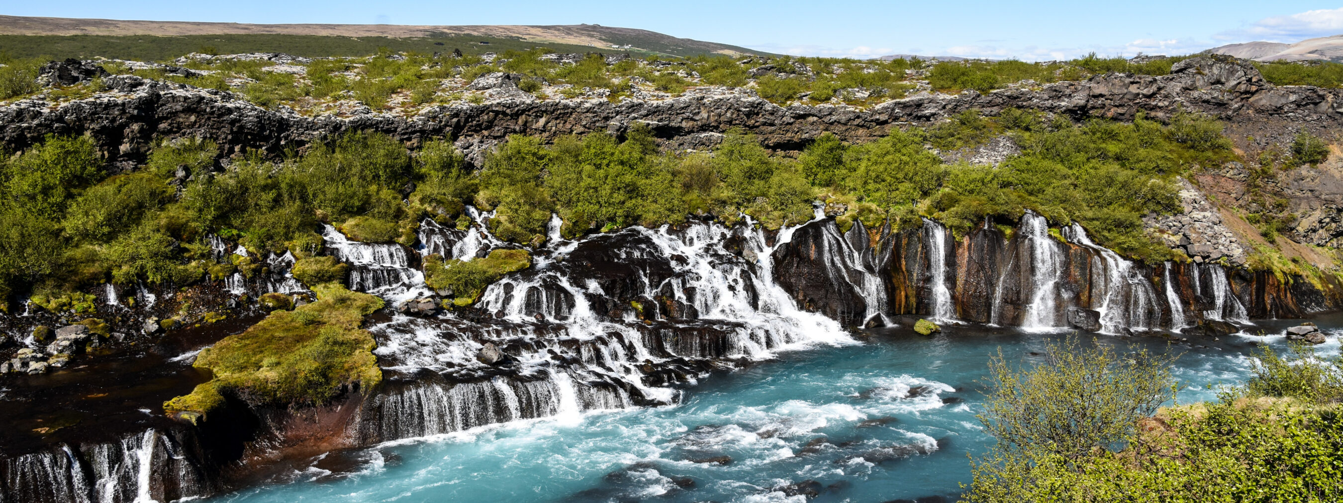 Westisland bietet mit den Wasserfällen Hraunfossar den perfekten Ort für Ihre Hochzeit