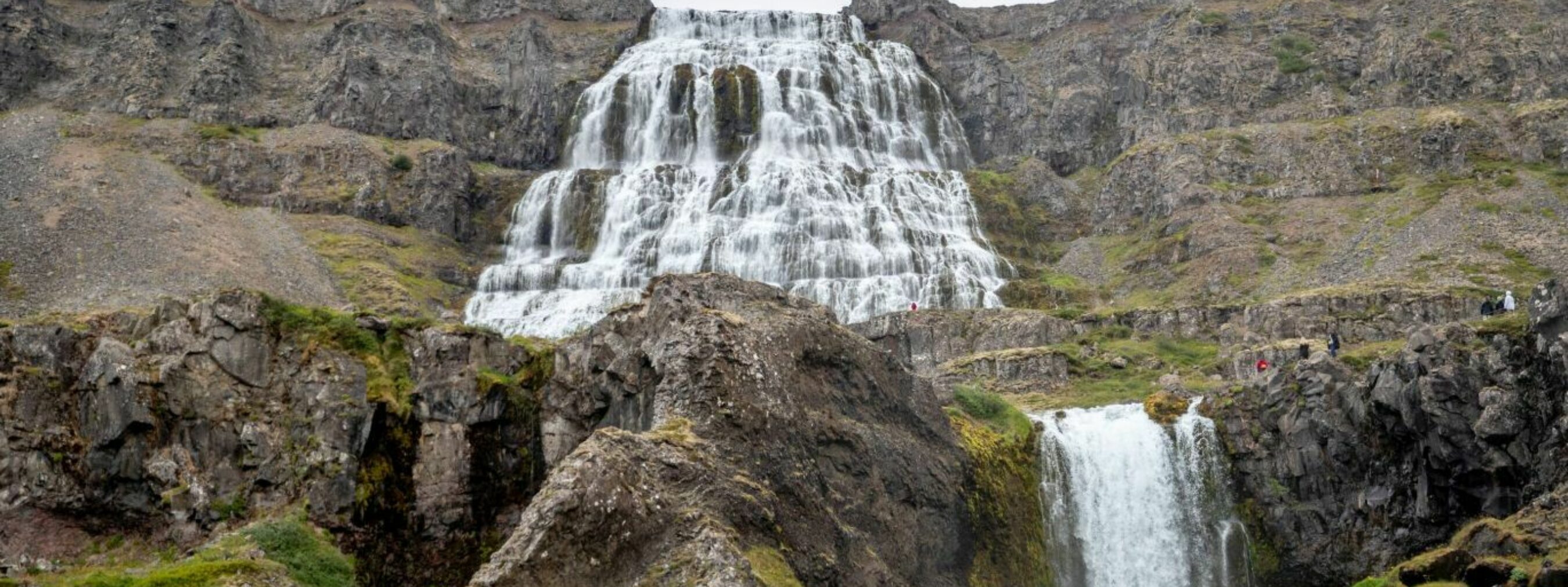 Wasserfall Dynjandi in den Westfjorden von Island, stufenförmiger Wasserfall