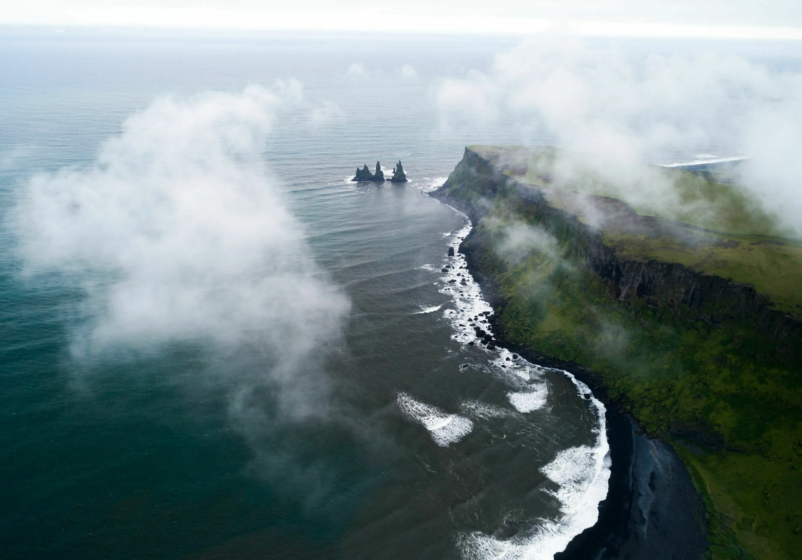 Suedisland vík reynisdrangar felsformation business iceland island
