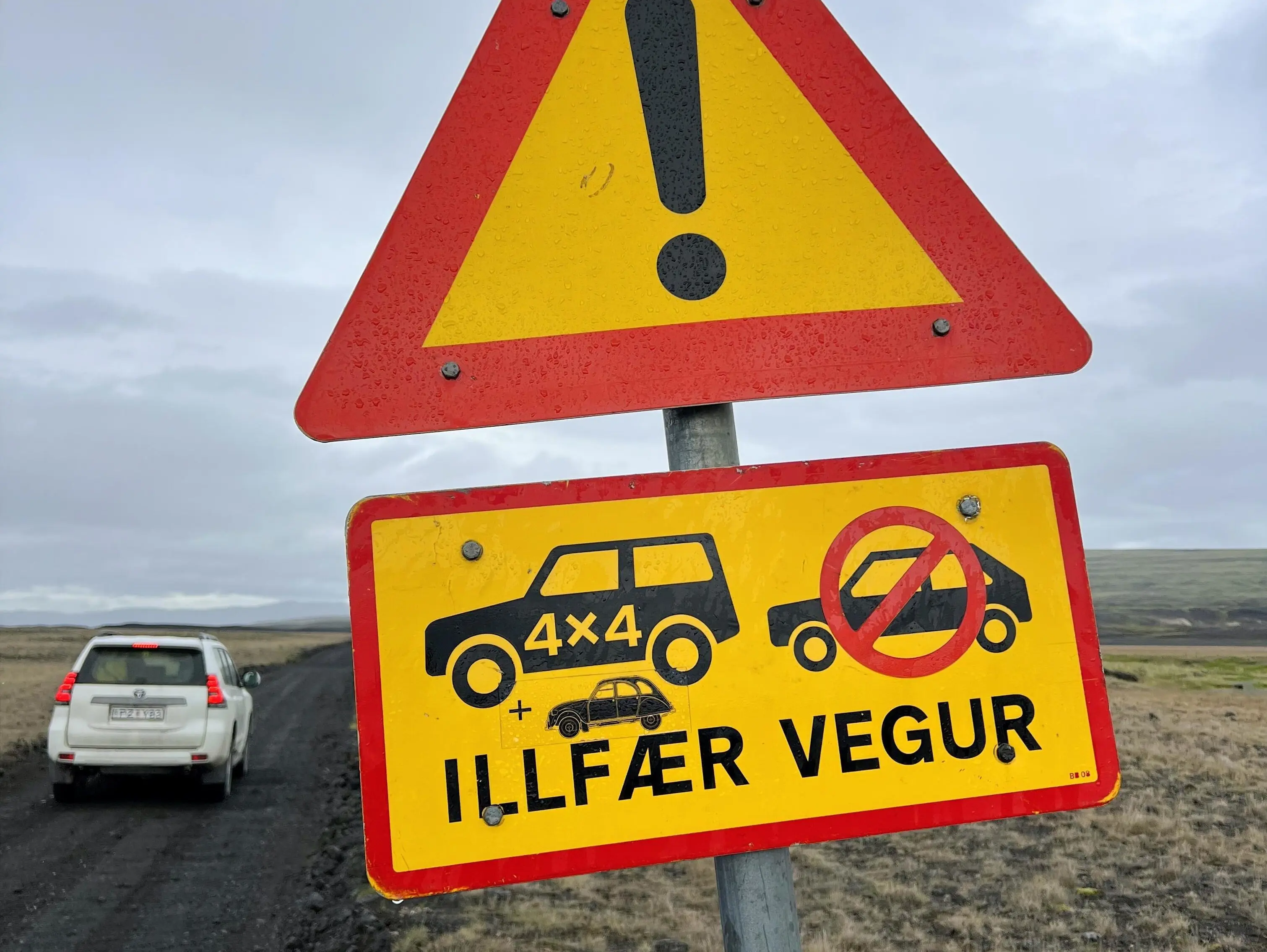 Schilder hochland katla travel2 Hochlandstraße in Island nur mit einem Allradfahrzeug erlaubt. Verkehrsschild.