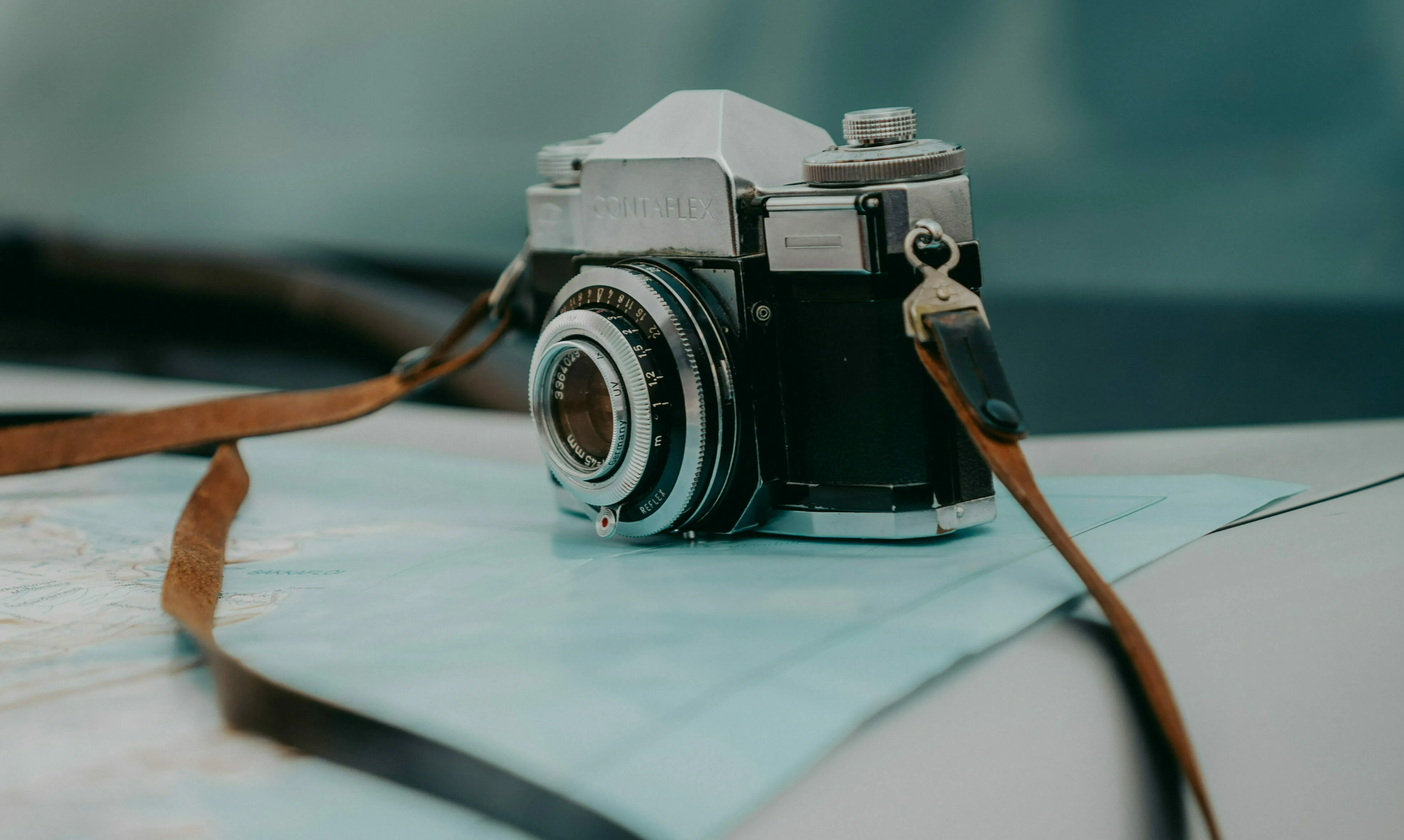 Nahaufnahme eines altmodischen Fotoapparats, der auf einer Islandkarte liegt