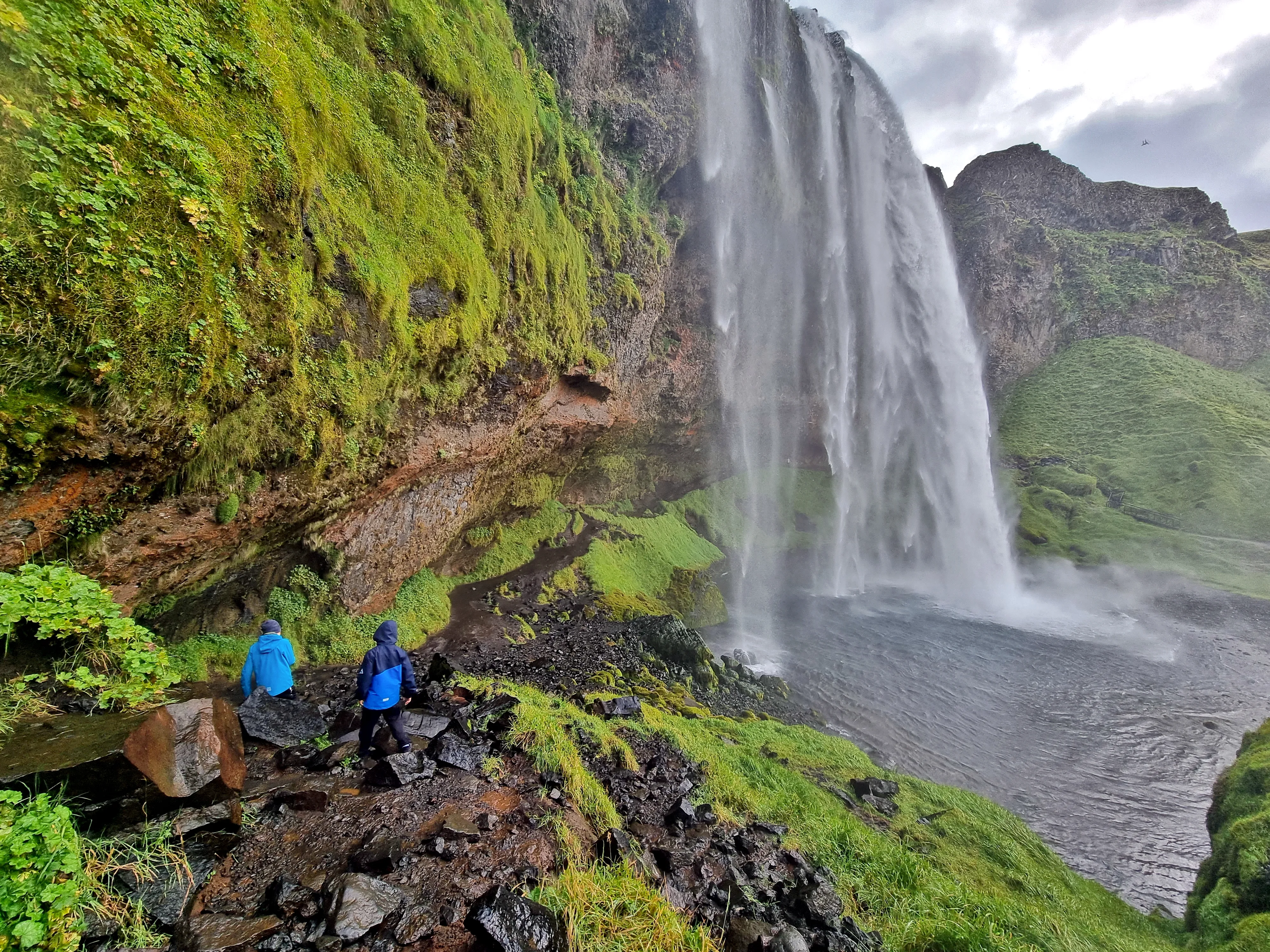 Wanderer in Island am Wasserfall Seljalandsfoss