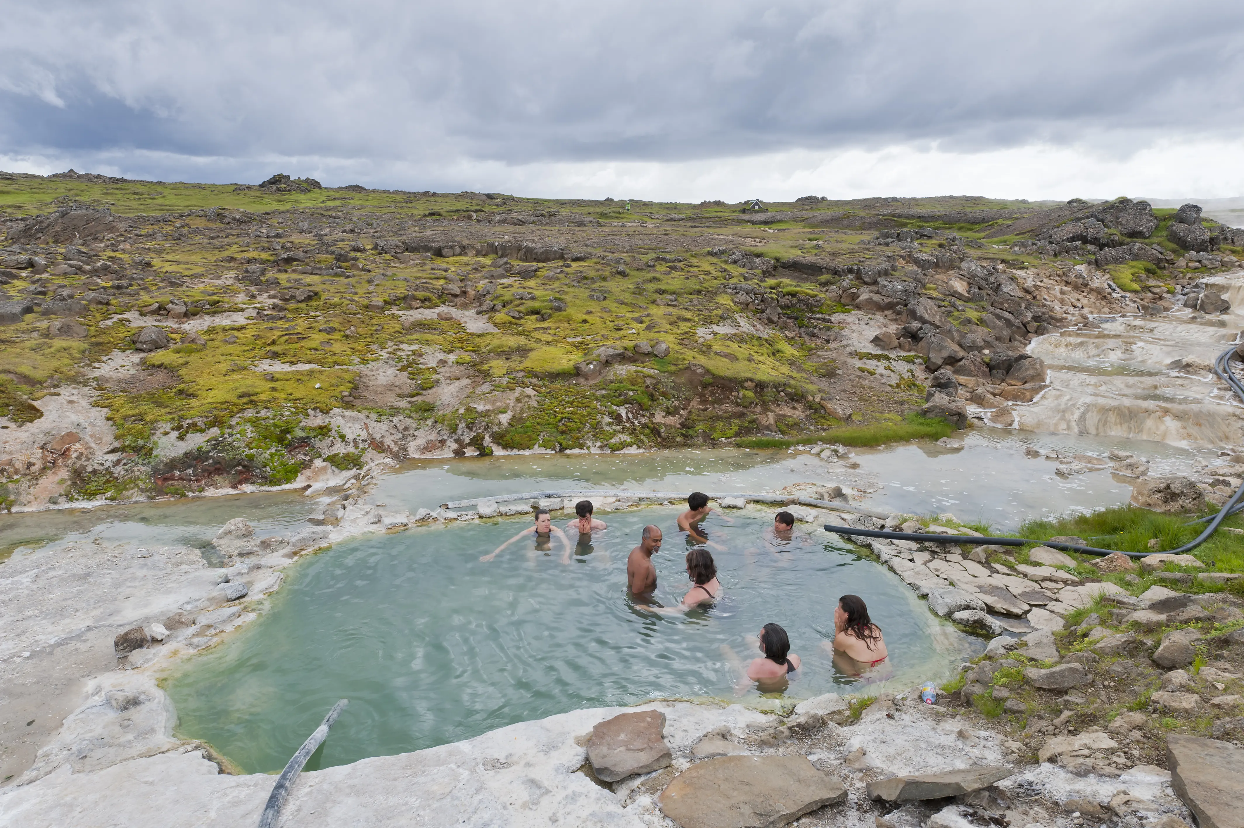 Baden im Hot Pot - Kjoelur Hveravellir Thermalgebiet im Hochland Island, Foto: Thomas Linkel 9 Personen, die im Thermalgebiet Kjölur Hveravellir auf Island baden