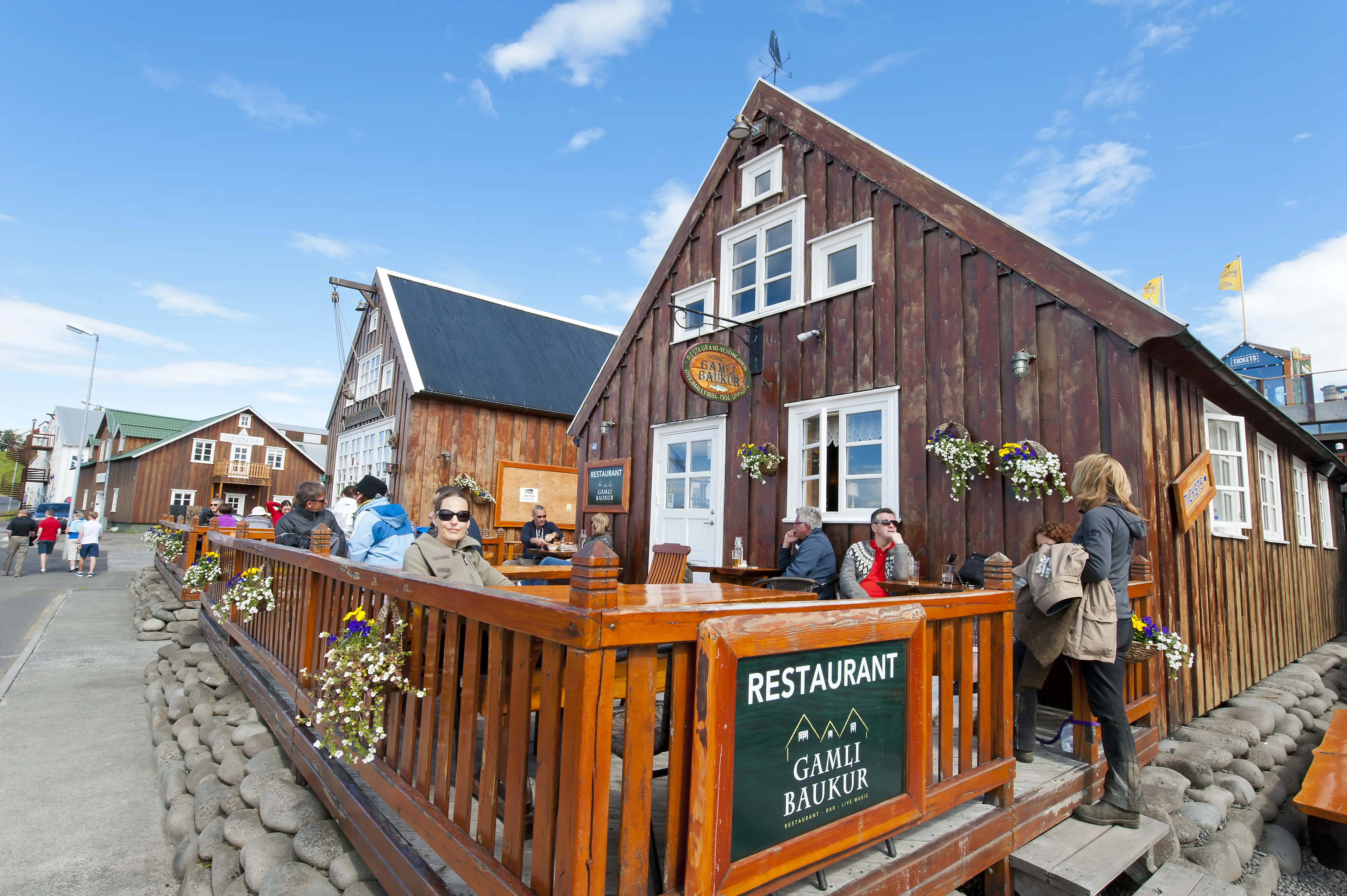 Ein süßes kleines Restaurant mit einigen Besuchern am Hafen von Husavik