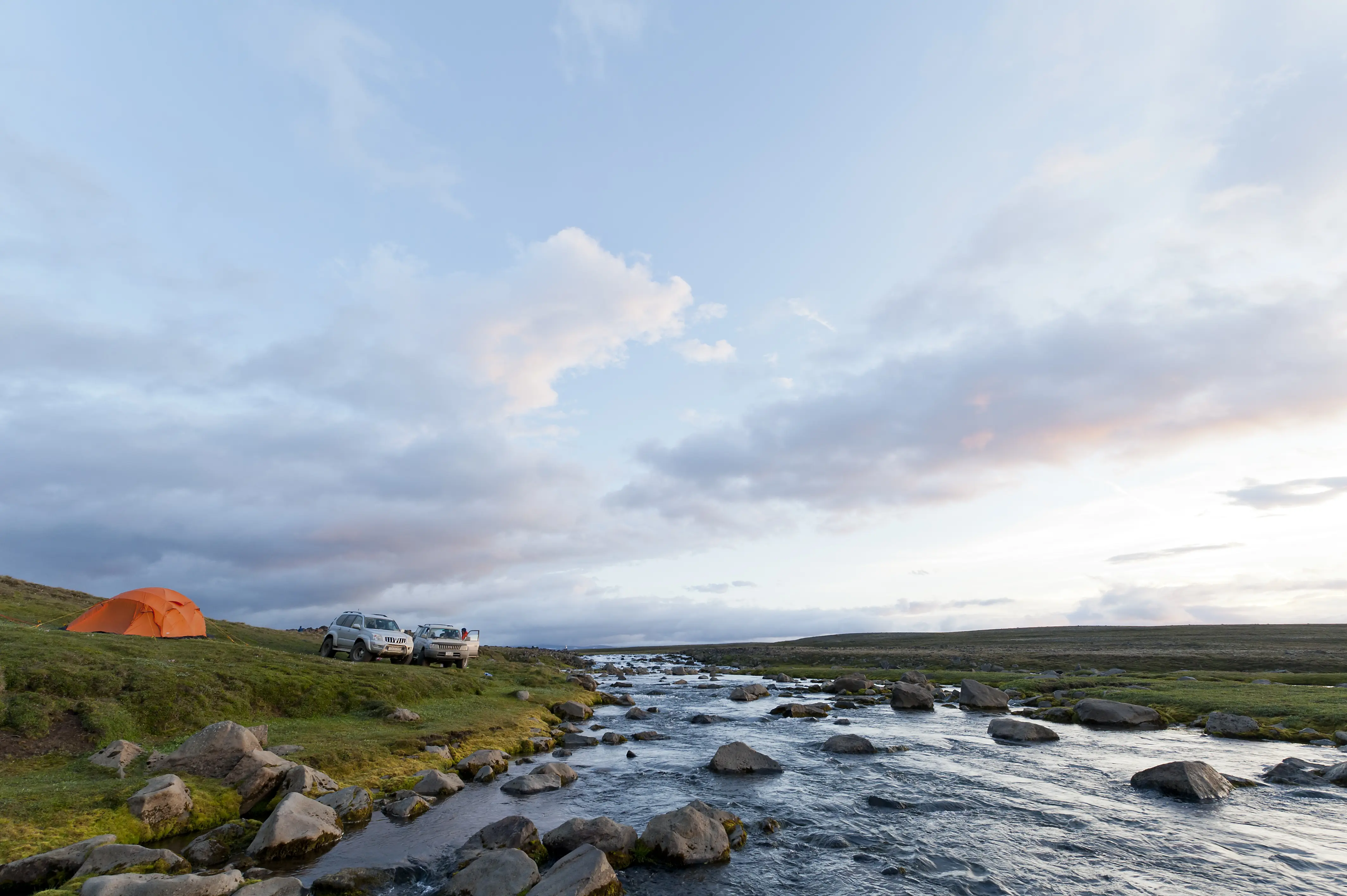Nordisland kjoelur hochland fluss abend foto thomas linkel Zwei Geländewägen und ein Zelt neben einem Fluss bei Dämmerung im Hochland