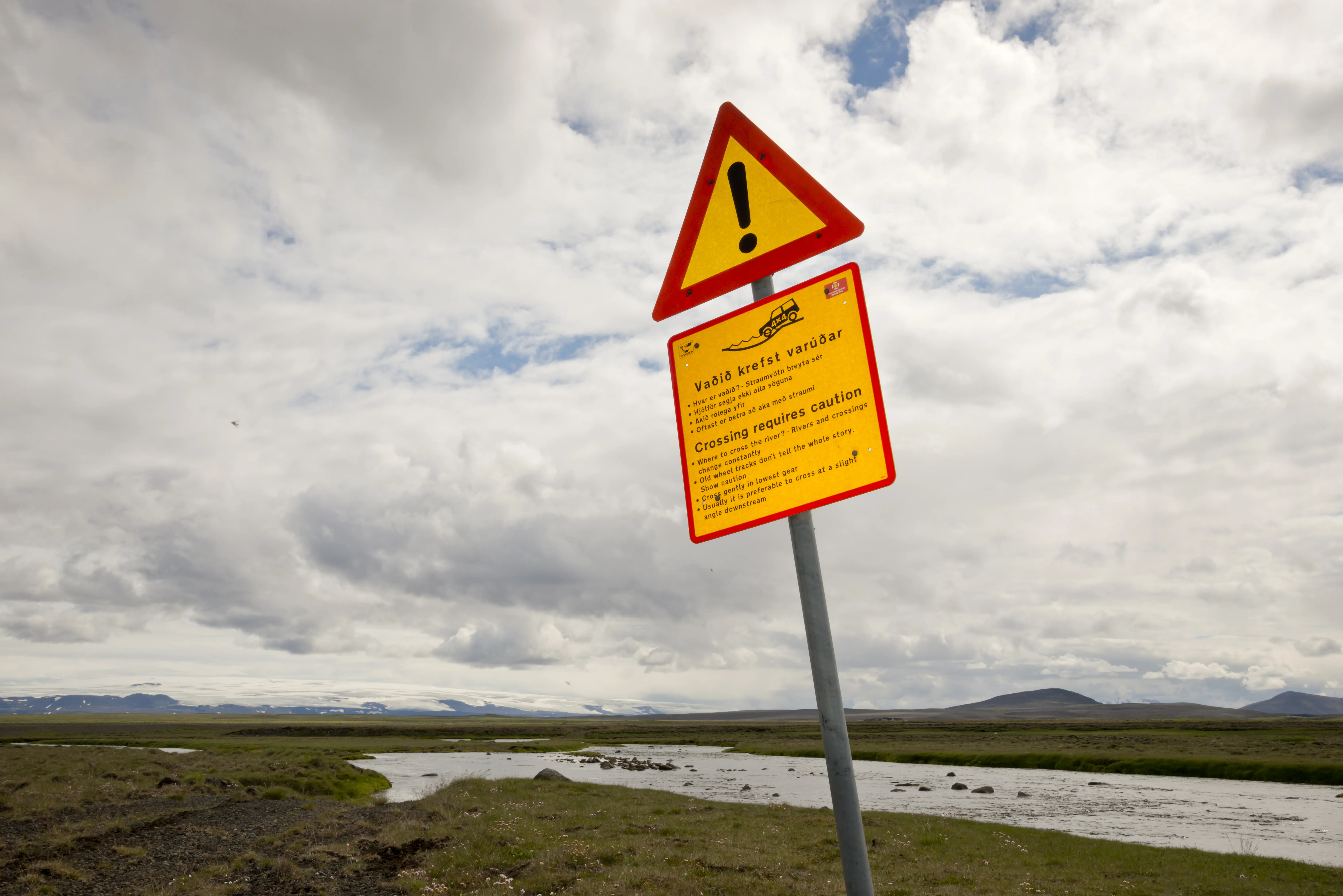 Nordisland bei saudarkrokur warnschild foto thomas linkel Ein Warnschild für Autos neben einem Fluss
