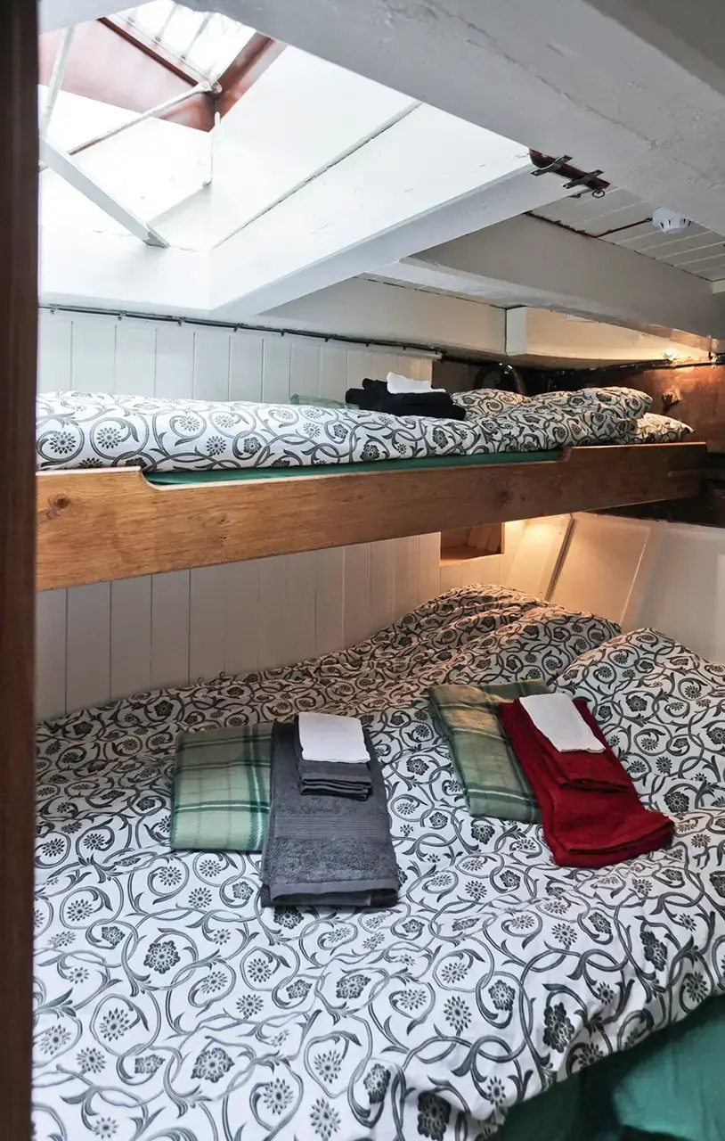 Ein Doppelstockbett in einem kleinen Zimmer in Island