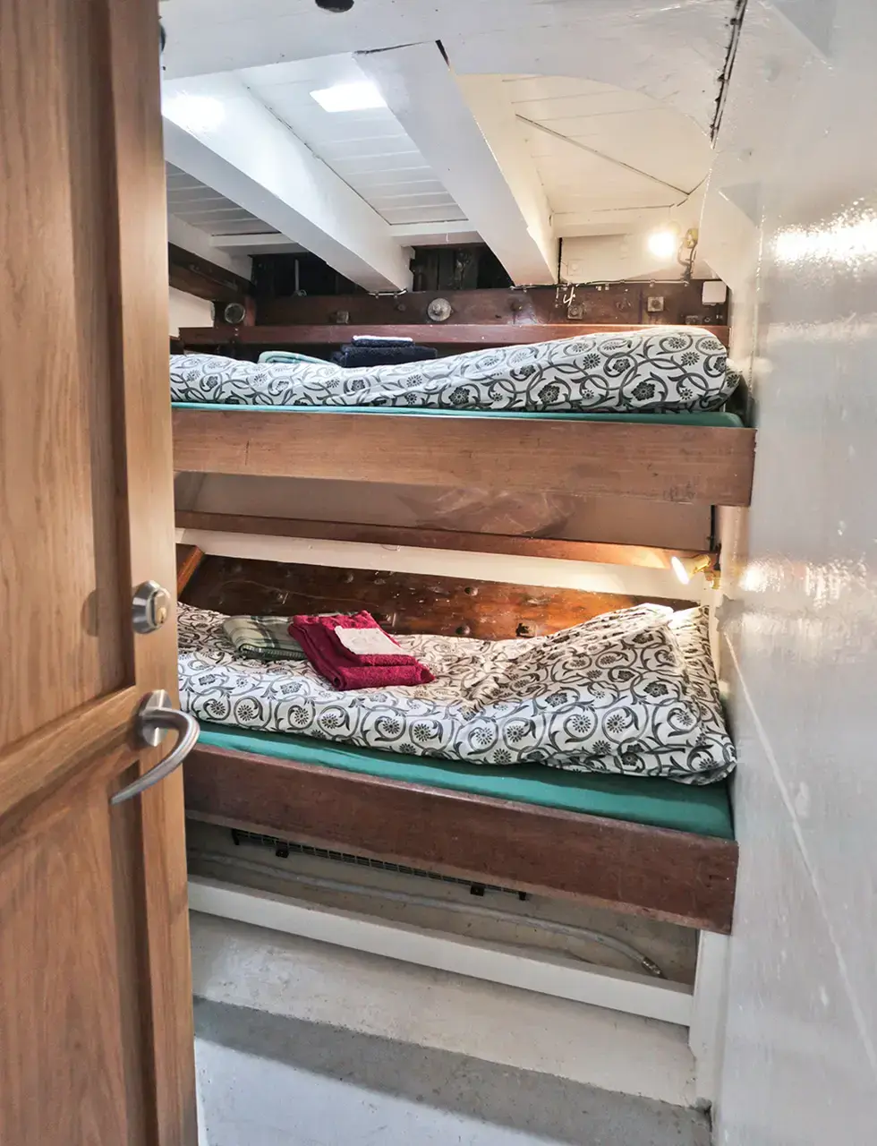 Ein Doppelstockbett in einem kleinen Zimmer in Island