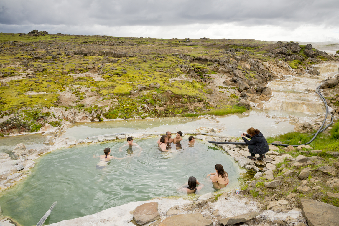 9 Personen, die im Thermalgebiet Kjölur Hveravellir auf Island baden