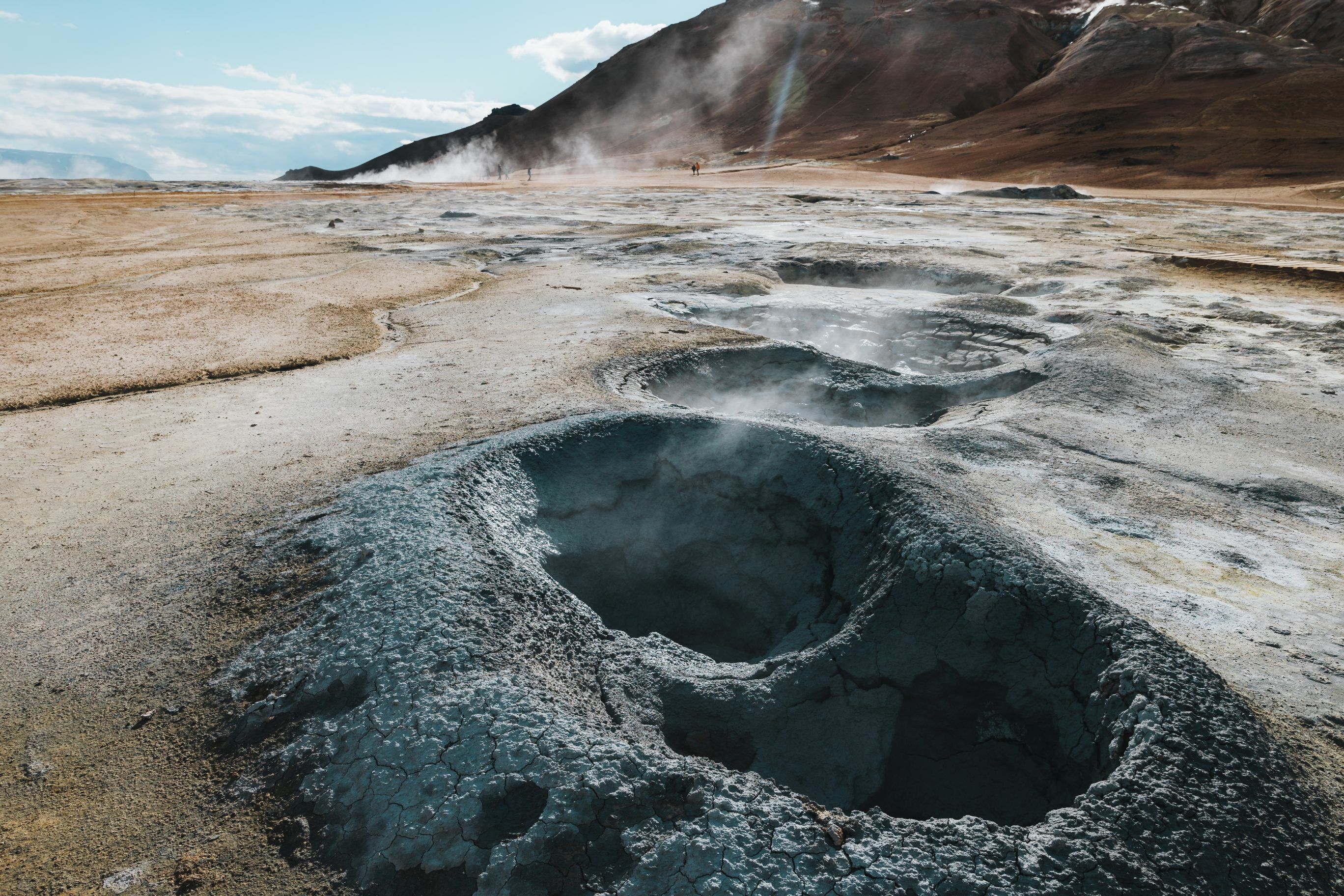 viele kleine schwarze Krater mit heißem Dampf im Hochtemperaturgebiet in Nordisland, Foto: Timo Klingebiel