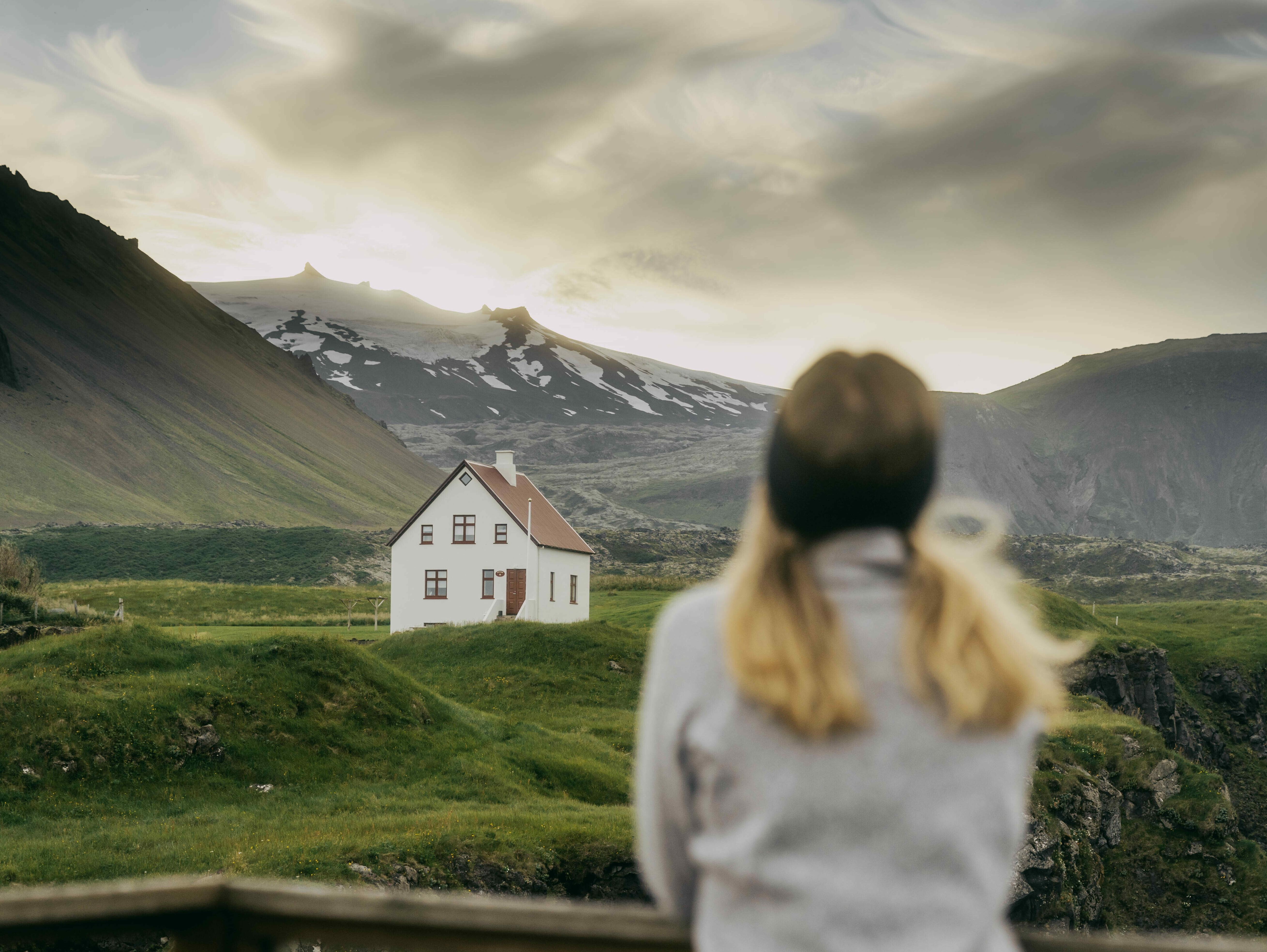 Mädchen blickt auf die Landschaft der Snaefellsnes Halbinsel in Island