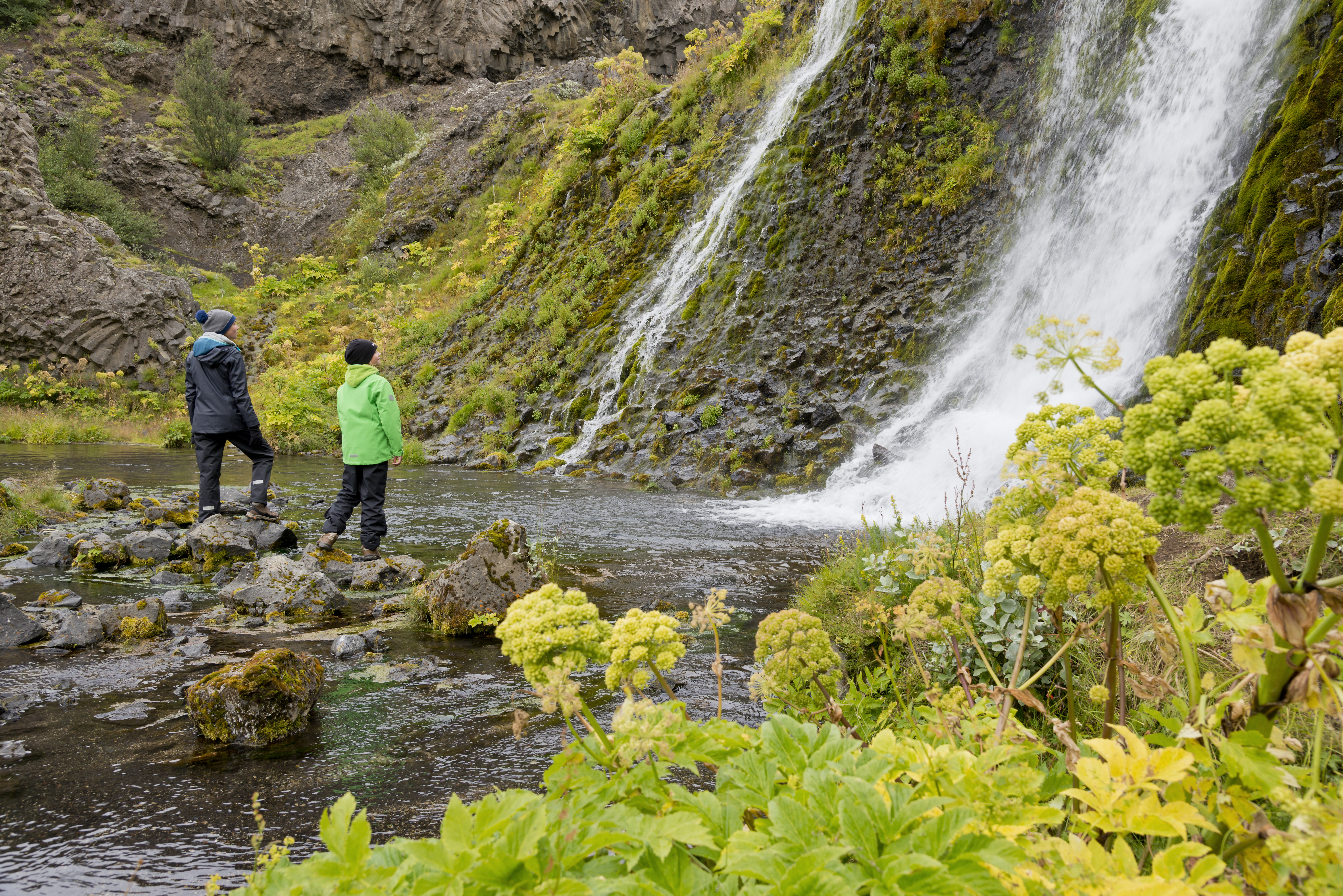 Wanderer am Wasserfall in Þjorsádalur in Südisland
