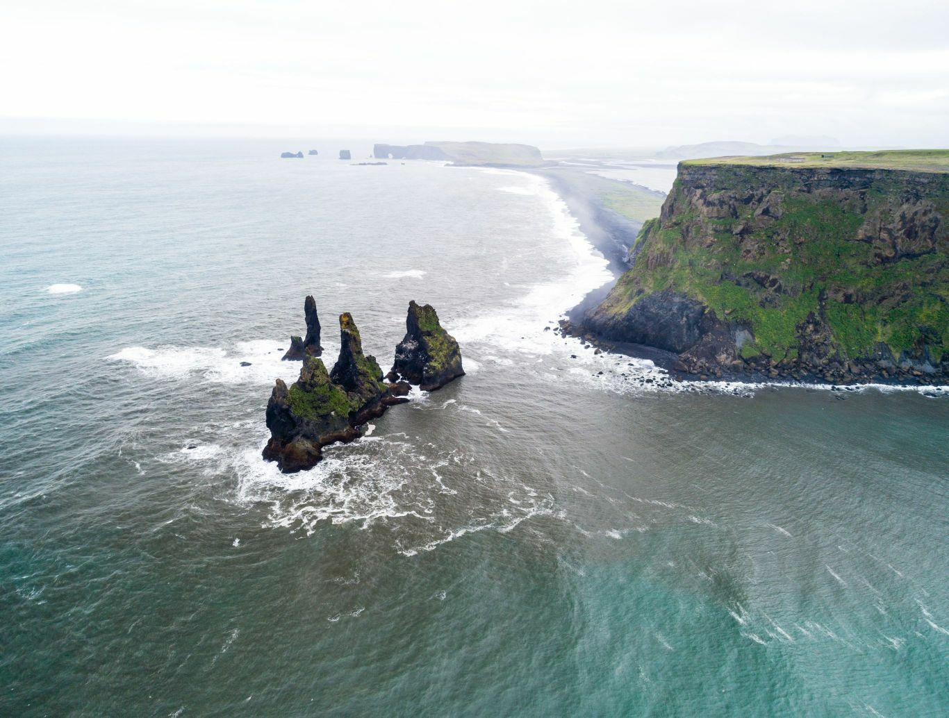 Reynisdrangar Felsformation im Meer, Küste von Südisland