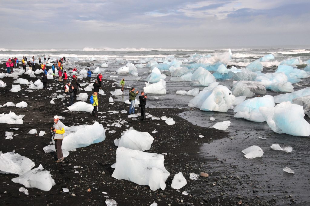Strand mit Eisbrocken vom Gletscher in Süd-Island