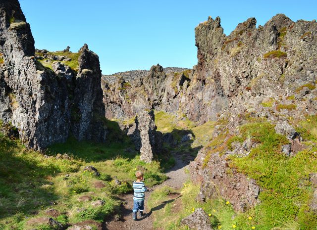 Kinder laufen durch ein Felsenlabyrinth in Island