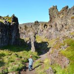 Kind in Island im Felsenlabyrinth auf der Snaefellsneshalbinsel