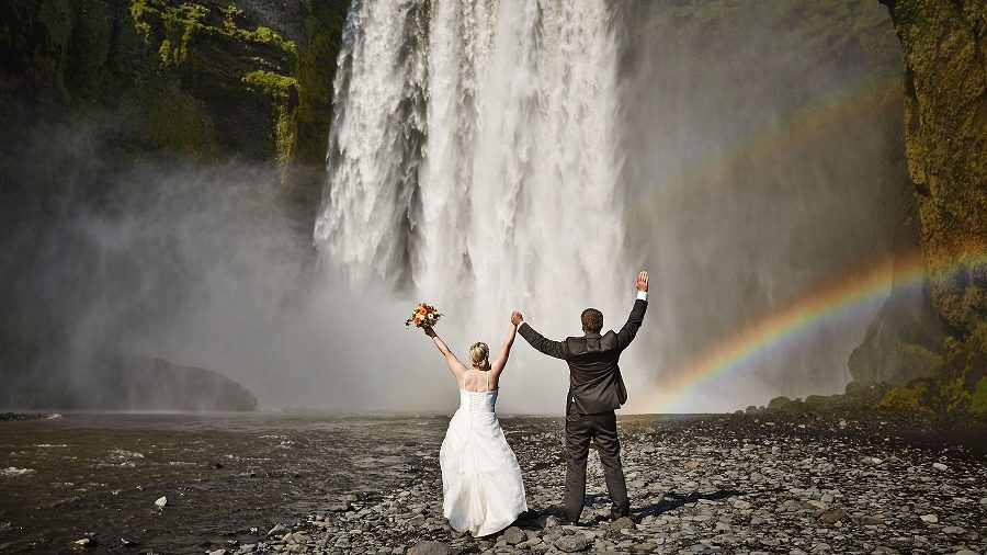 Vor den rauschenden Wasserfällen Skógafoss oder Seljalandsfoss erleben Sie eine Hochzeit wie im Bilderbuch.