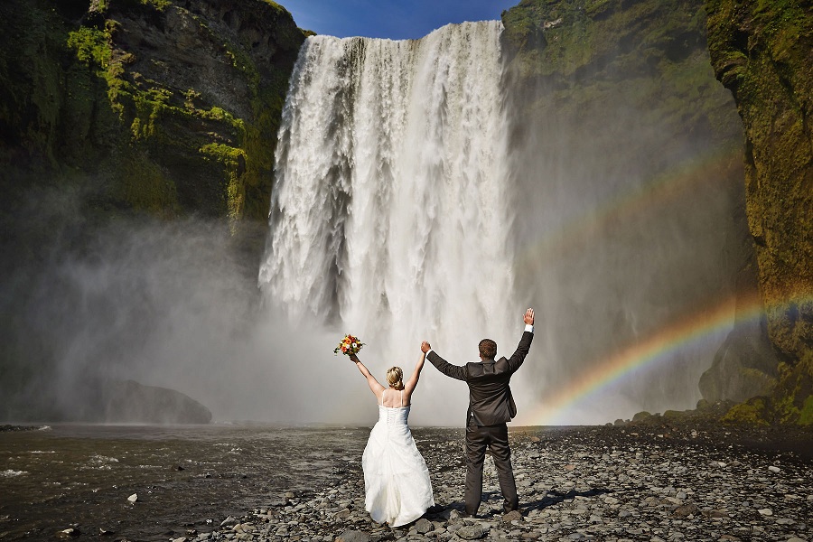 Hochzeit auf Island vor Wasserfall