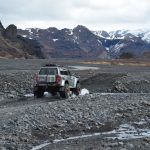 Ein jeep fährt durch eine kleine Furt im Hochland von Island, Thorsmörk