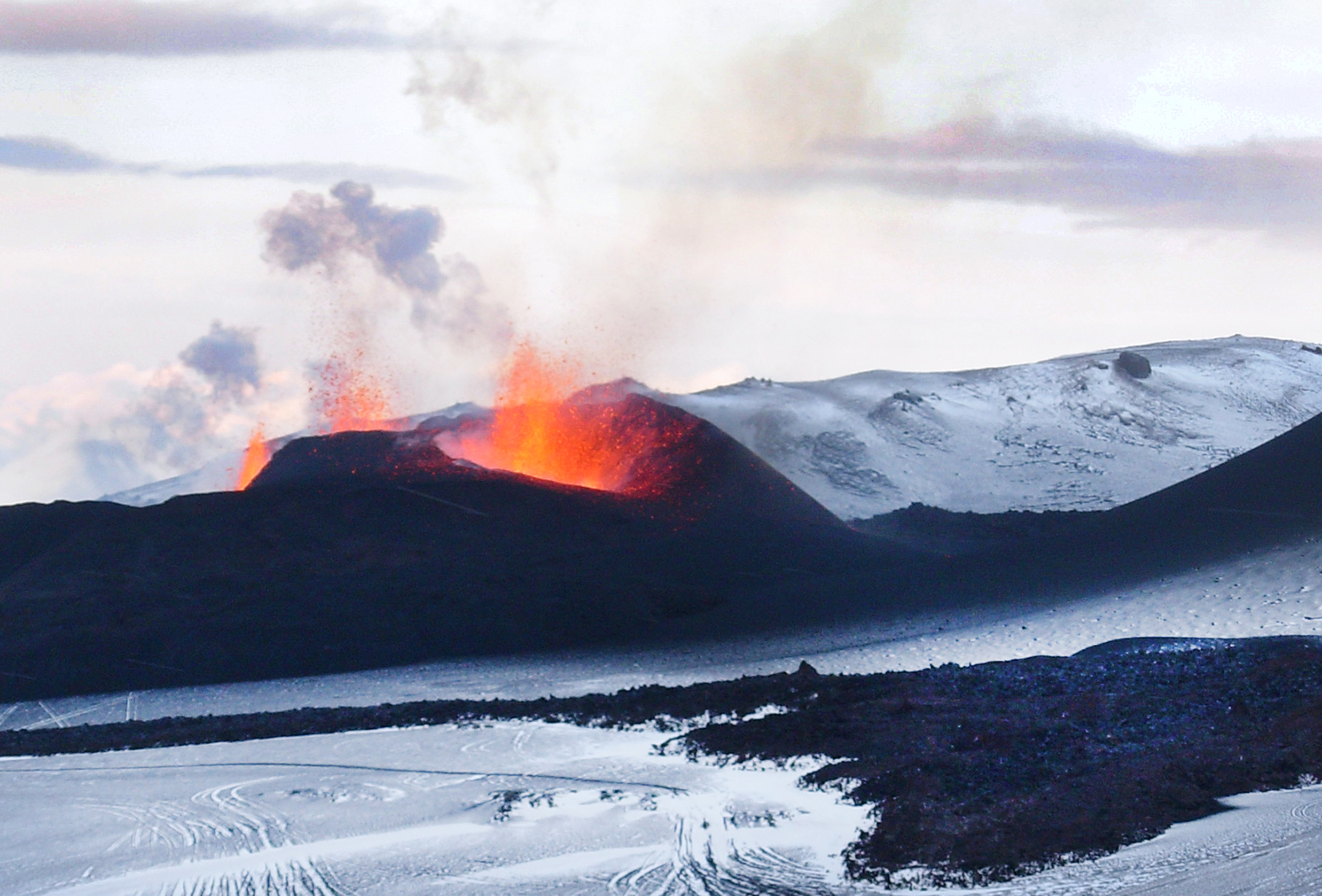 Feuerspeiender Vulkan auf Island im Winter