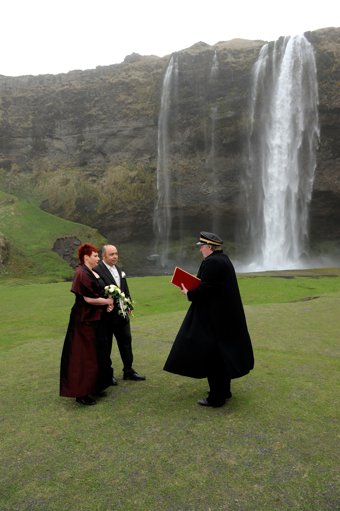 Hochzeit in Island am Seljalandsfoss