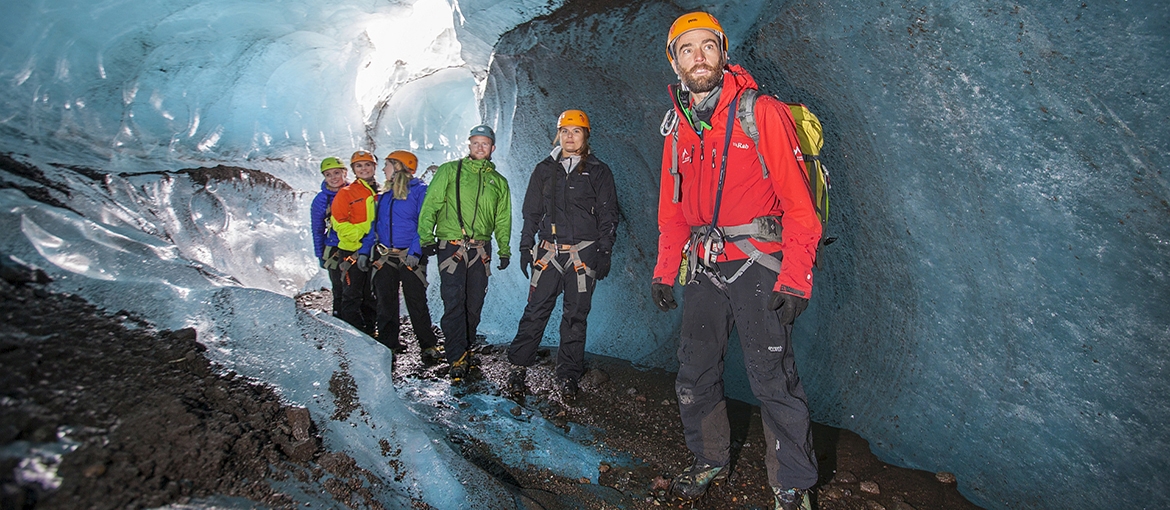Menschen in einer Eishöhle in Island