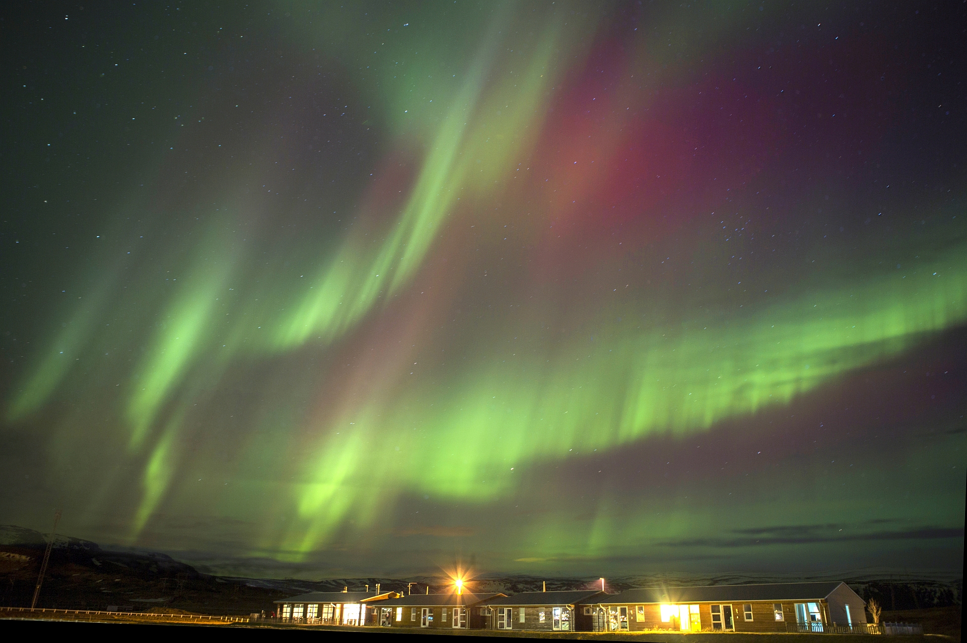 Nordlichter über dem Hotel Eldhestar in Island