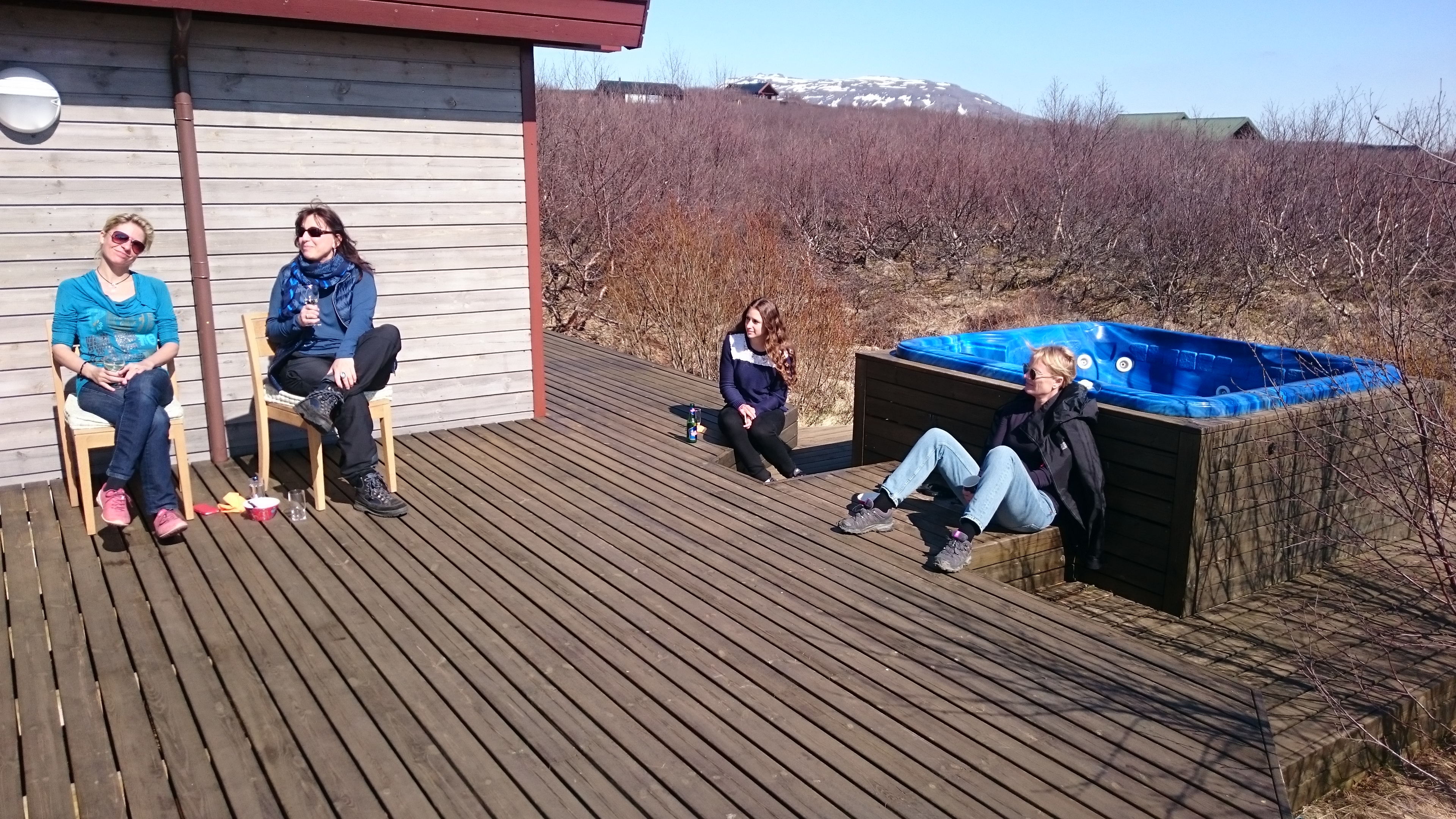 Journalisten sonnen sich auf der Terasse eines Ferienhauses in Island